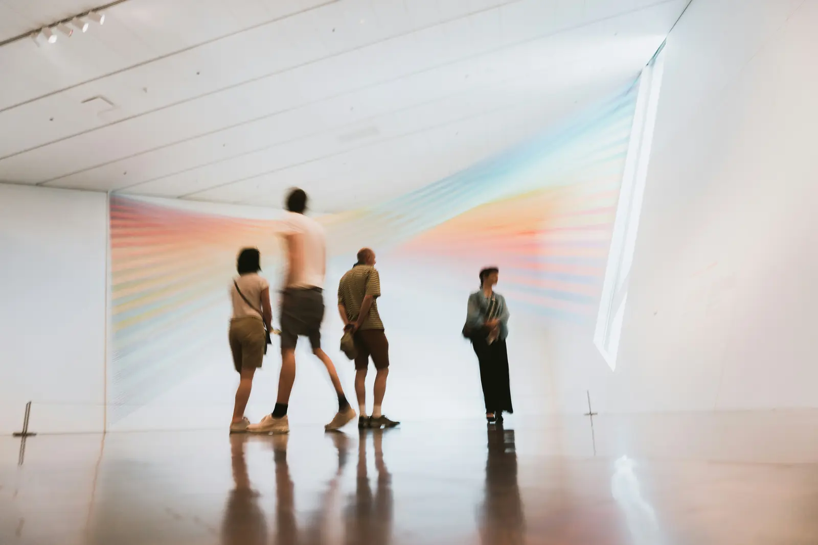Betriebsmittelprüfung und Leiter- und Trittprüfung im Museum: Besucher vor einer großformatigen Wandarbeit.