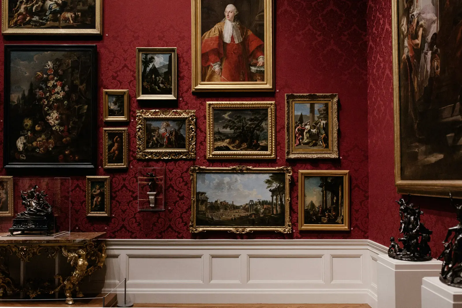Betriebsmittelprüfung und Leiter- und Trittprüfung im Museum: Gemäldewand vor rotem Damast.