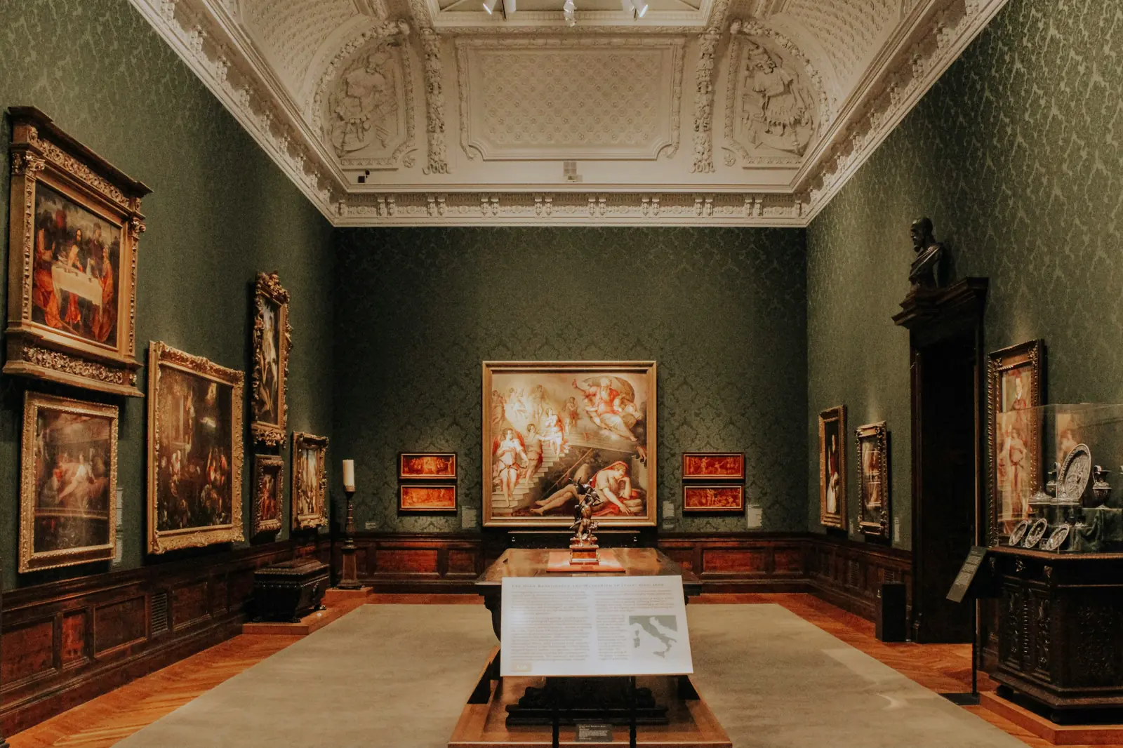 Betriebsmittelprüfung und Leiter- und Trittprüfung im Museum: Saal mit Stuckdecke und gerahmten Gemälden.