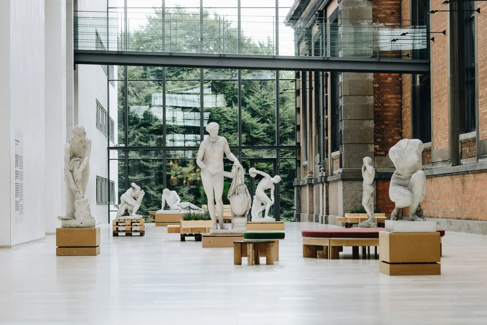 Betriebsmittelprüfung und Leiter- und Trittprüfung im Museum: Skulpturenhalle hinter einer Glasfassade.