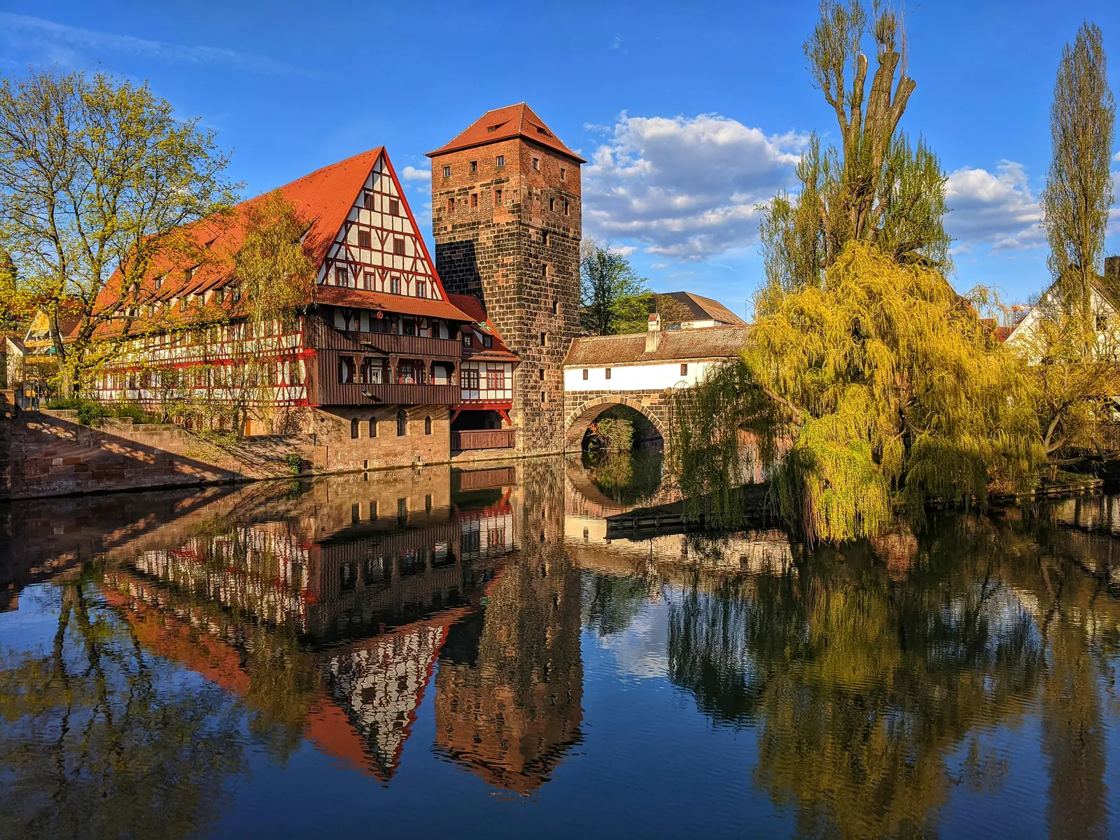 Betriebsmittelprüfung und Leiter- und Trittprüfung in Nürnberg: Fachwerkhaus und Wehrturm am Flussufer.