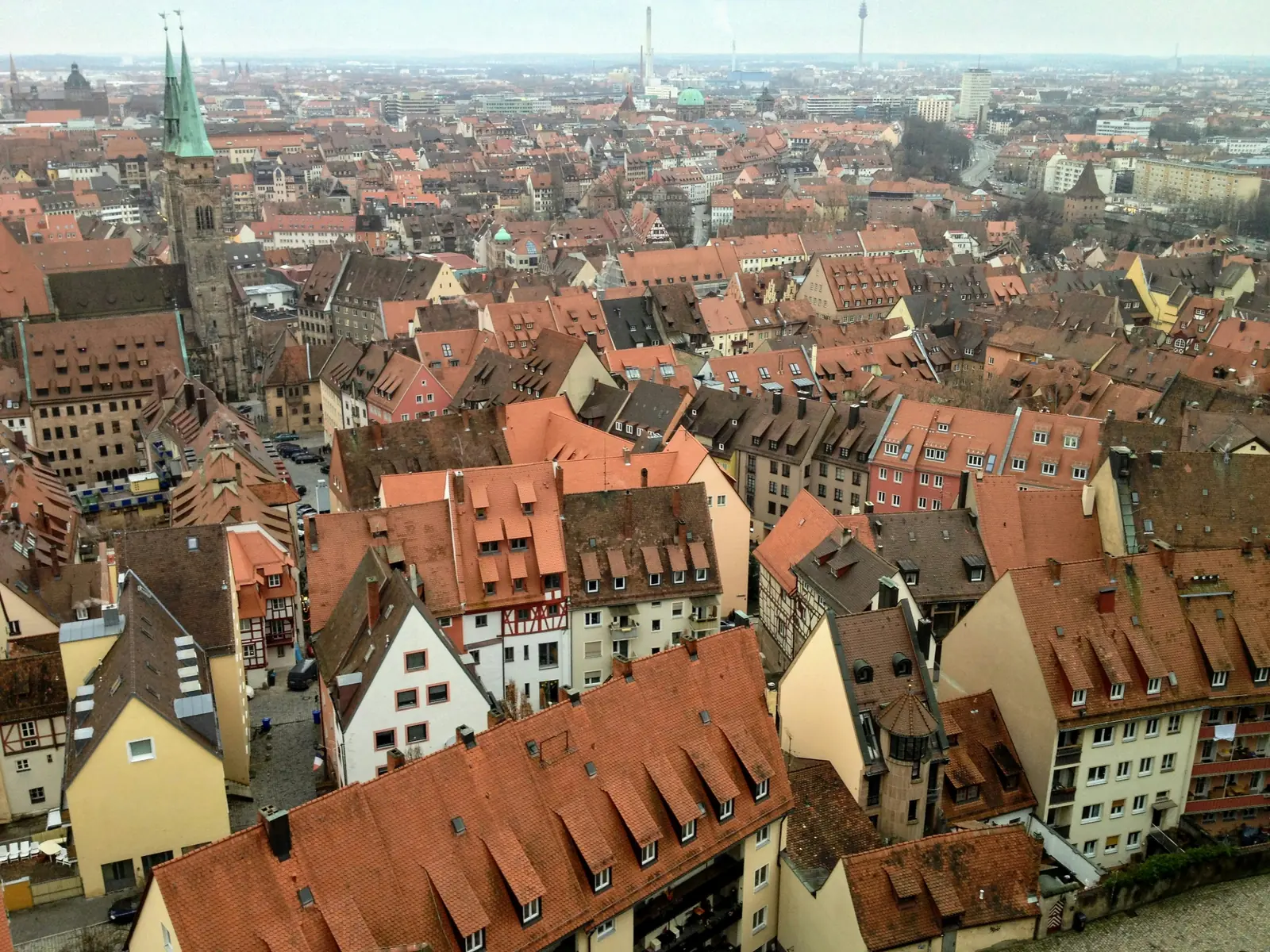 Betriebsmittelprüfung und Leiter- und Trittprüfung in Nürnberg: Ziegeldächer der Altstadt von oben.
