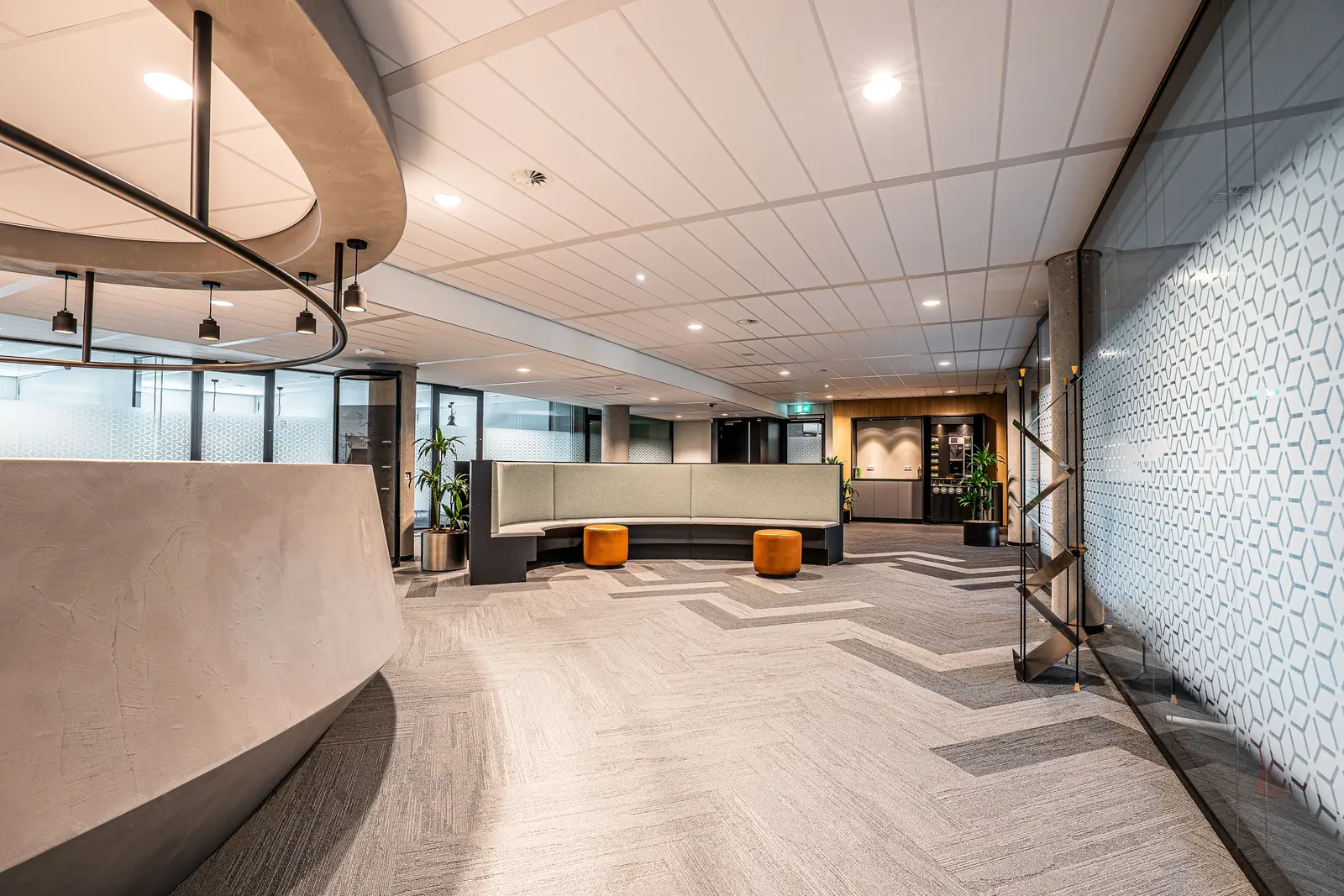Betriebsmittelprüfung und Leiter- und Trittprüfung in der Bank: Foyer mit abgehängter Decke und Einbauleuchten.