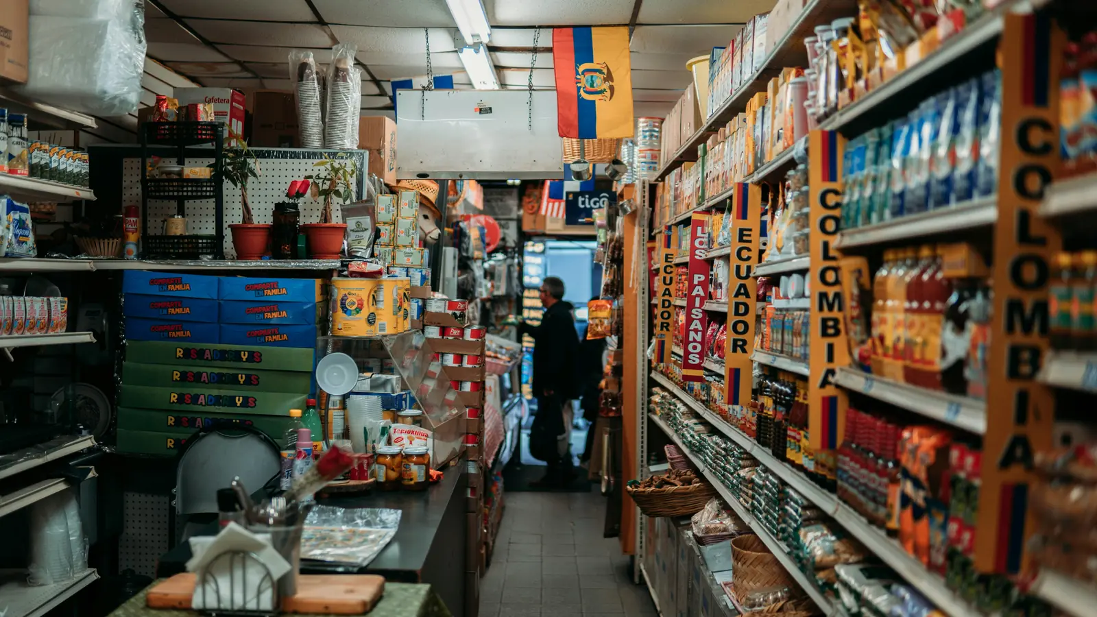 Betriebsmittelprüfung und Leiter- und Trittprüfung im Baumarkt: Enger Verkaufsgang mit hoch gestapelter Ware.