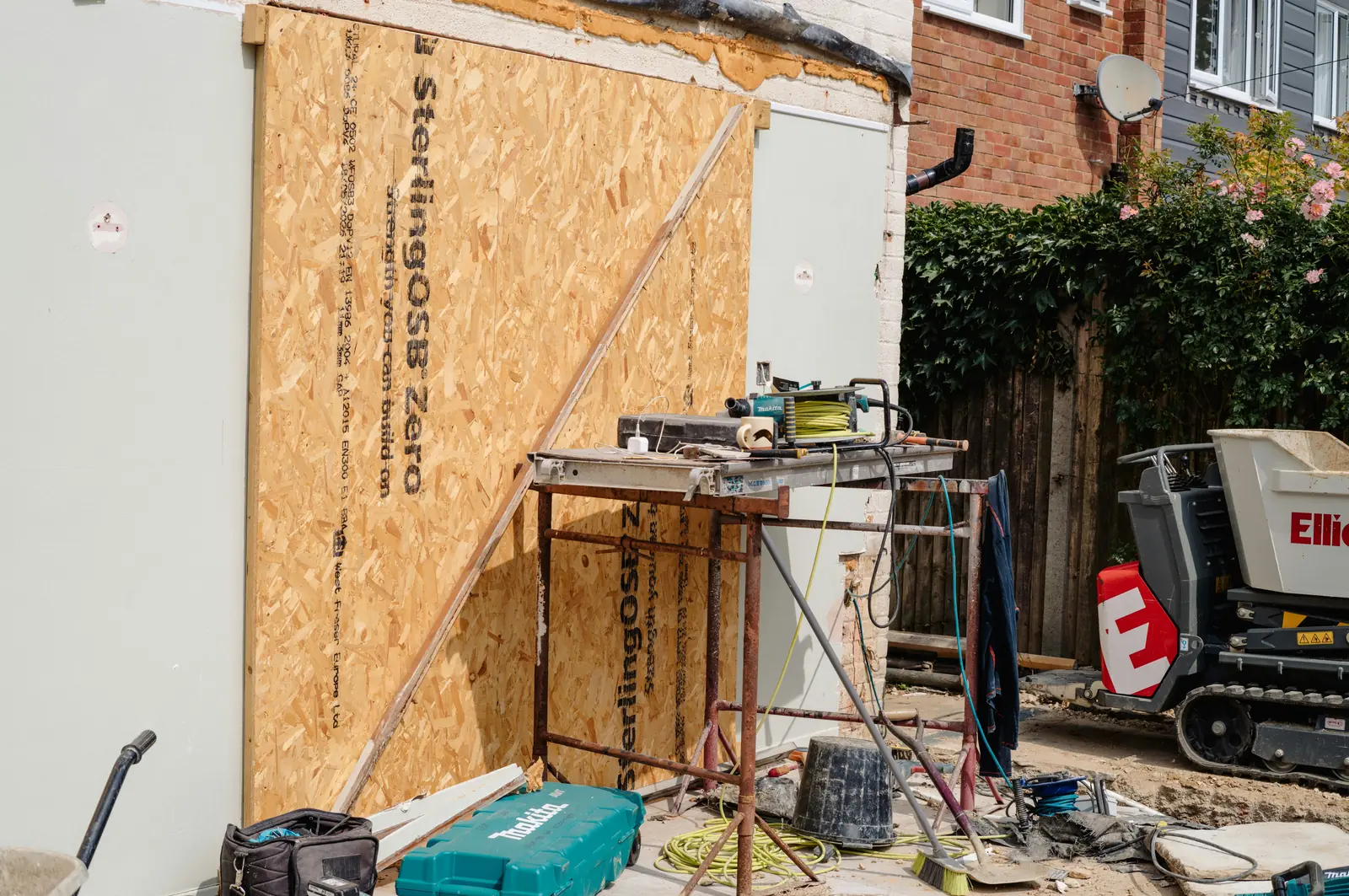 Betriebsmittelprüfung und Leiter- und Trittprüfung im Bauunternehmen: Werkzeug und Kabeltrommel auf der Baustelle.