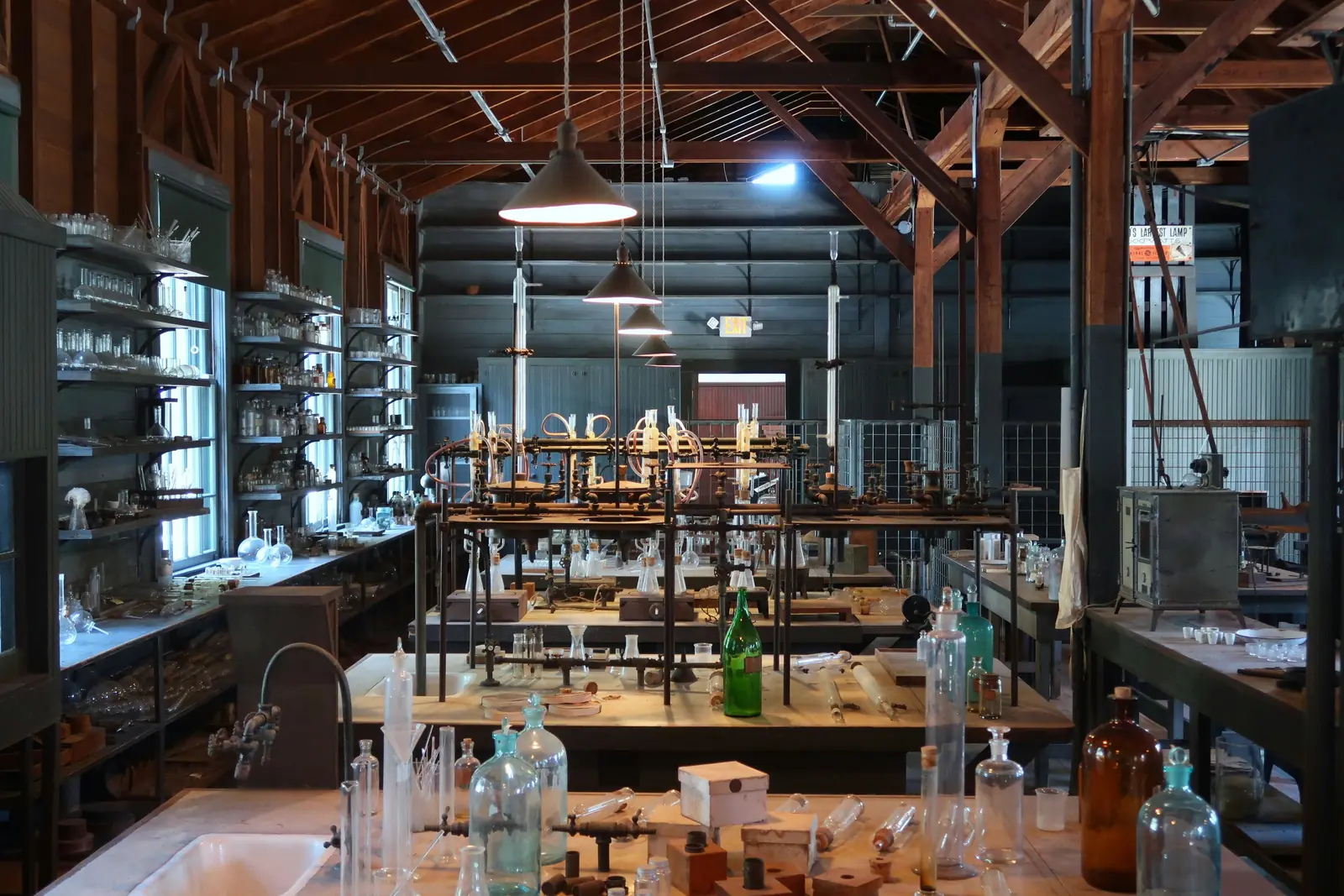 Betriebsmittelprüfung und Leiter- und Trittprüfung im Chemieunternehmen: Historisches Labor mit Hängeleuchten.