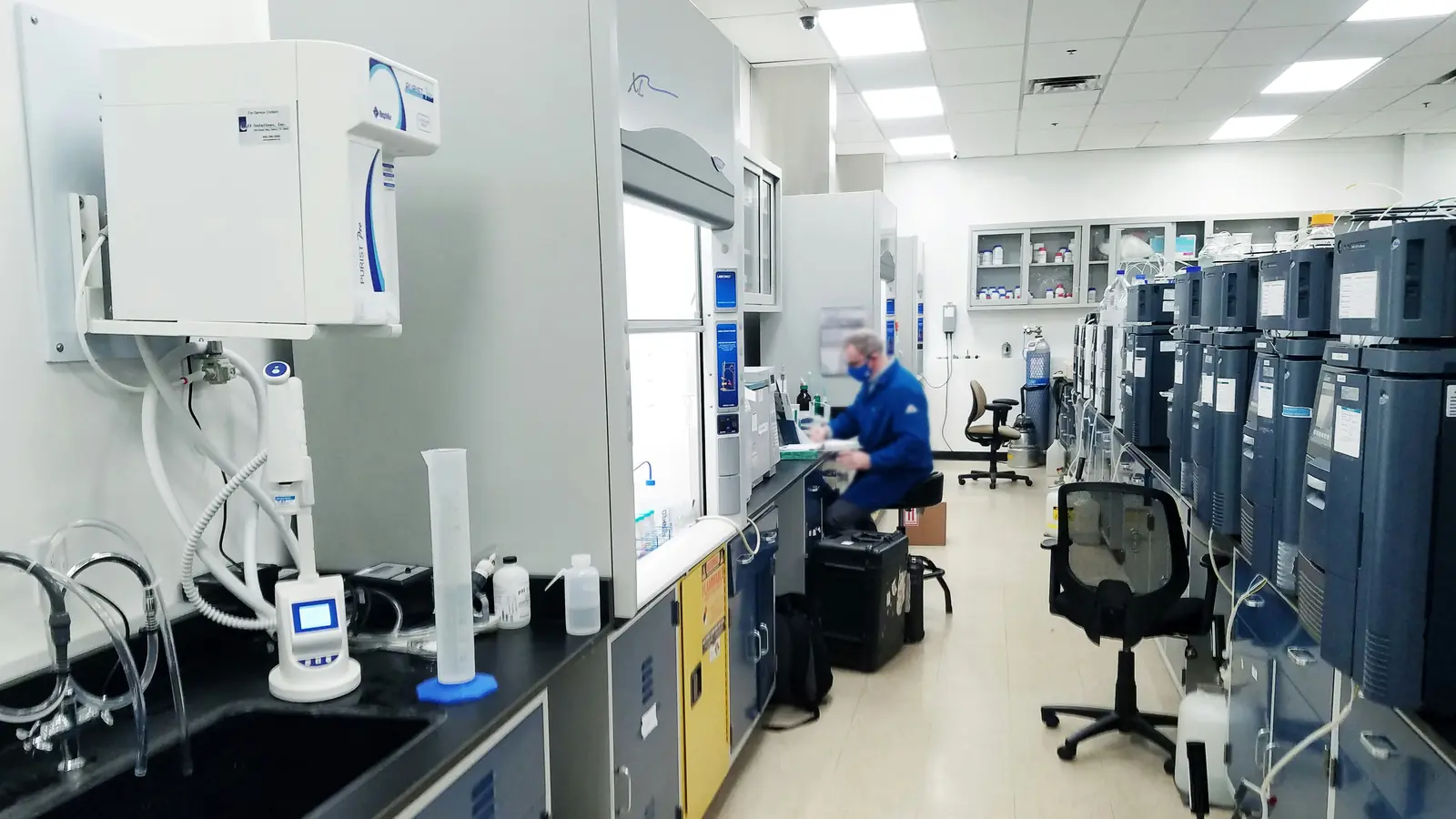 Betriebsmittelprüfung und Leiter- und Trittprüfung im Chemieunternehmen: Laborraum mit Abzug und Messgeräten.