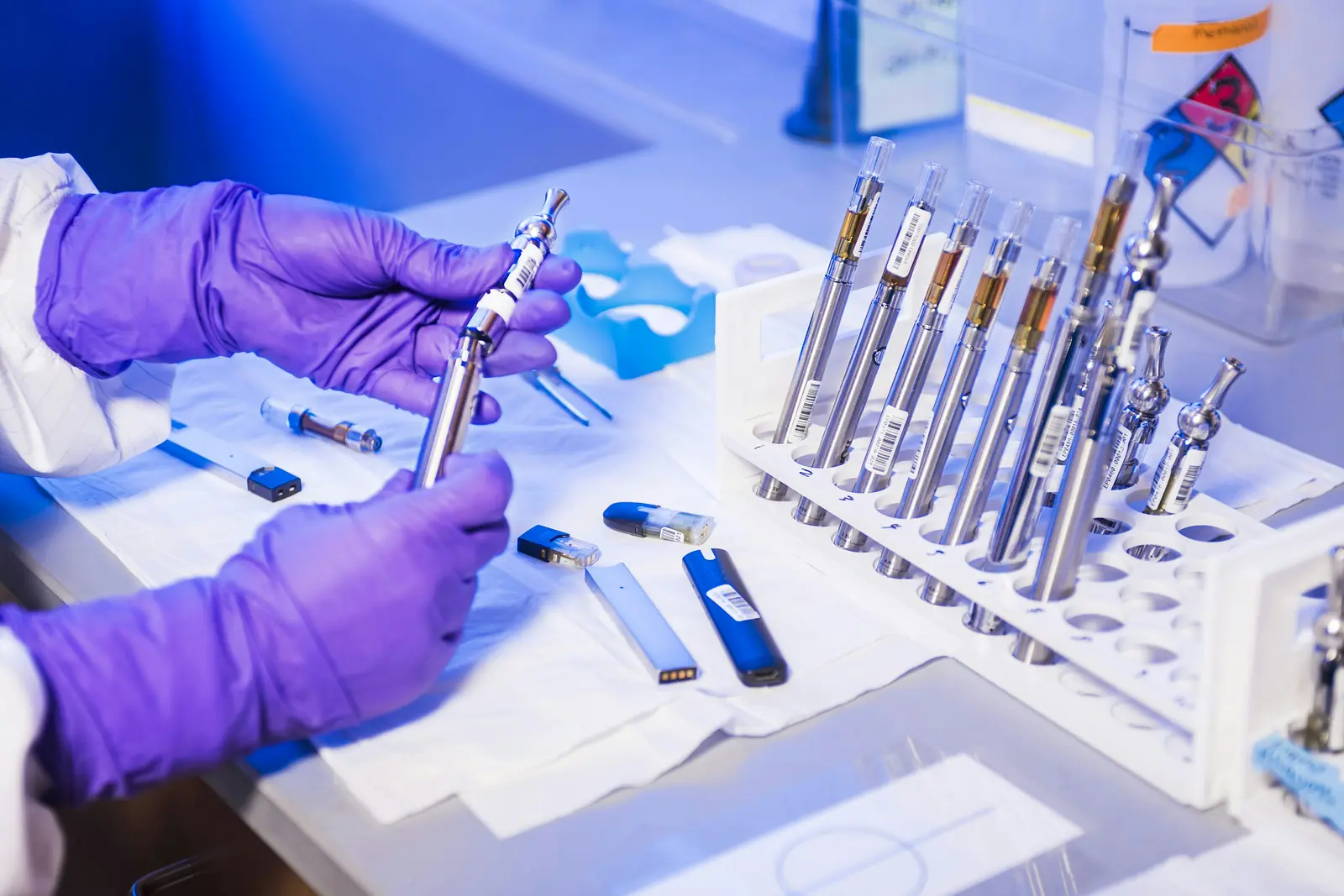 Betriebsmittelprüfung und Leiter- und Trittprüfung im Chemieunternehmen: Arbeit mit Probenfläschchen im Labor.