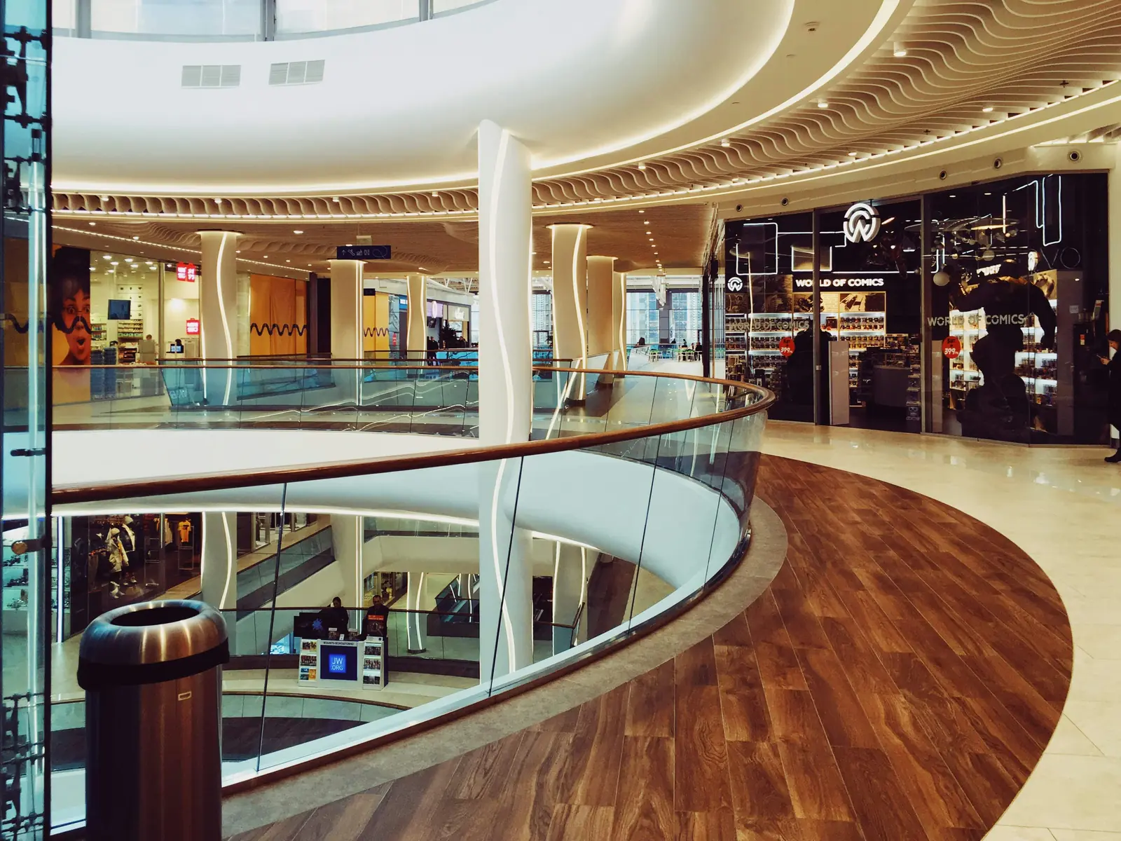 Betriebsmittelprüfung und Leiter- und Trittprüfung im Einkaufszentrum: Obergeschoss mit Lichtdecke und Geländer.