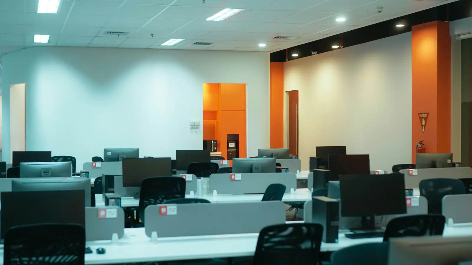 Betriebsmittelprüfung und Leiter- und Trittprüfung im Facility Management: Großraumbüro mit Monitoren und Arbeitsplätzen.