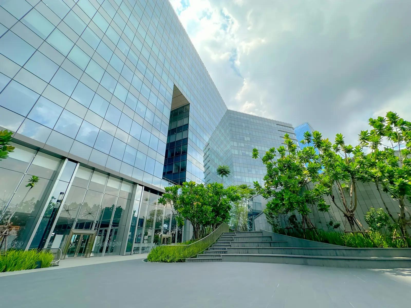 Betriebsmittelprüfung und Leiter- und Trittprüfung im Facility Management: Eingangsbereich eines modernen Bürogebäudes.