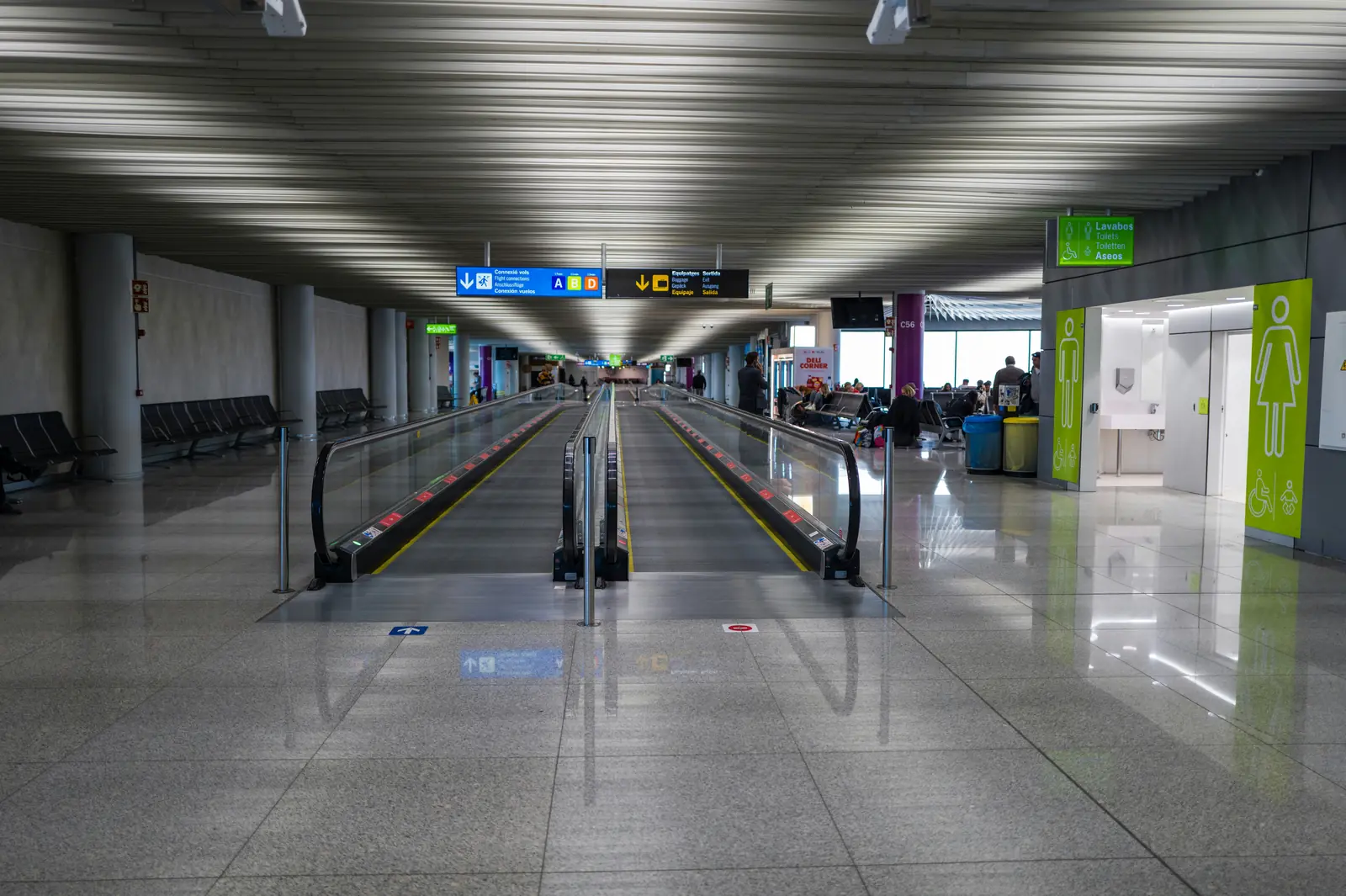 Betriebsmittelprüfung und Leiter- und Trittprüfung am Flughafen: Fahrsteig in einem langen Terminalgang.