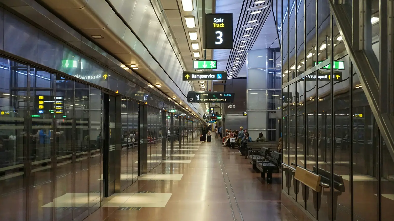 Betriebsmittelprüfung und Leiter- und Trittprüfung am Flughafen: Gang am Gate mit Anzeigen und Sitzbereich.