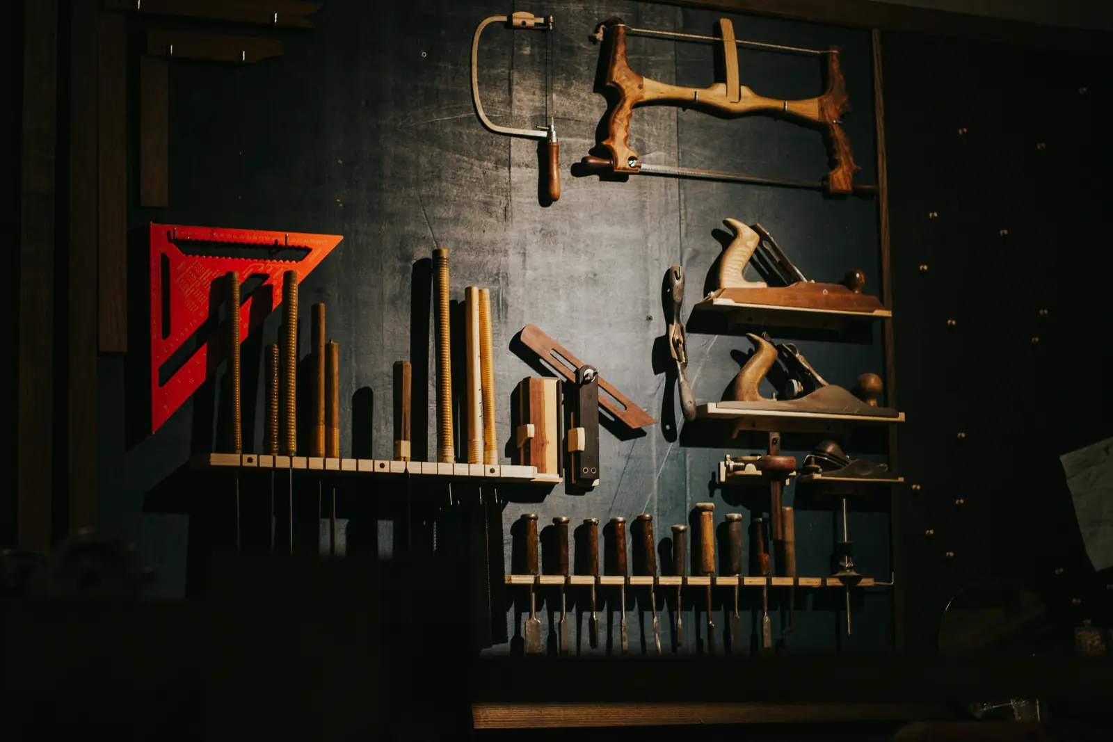 Betriebsmittelprüfung und Leiter- und Trittprüfung im Handwerksbetrieb: Wand mit Handwerkzeug in der Tischlerei.