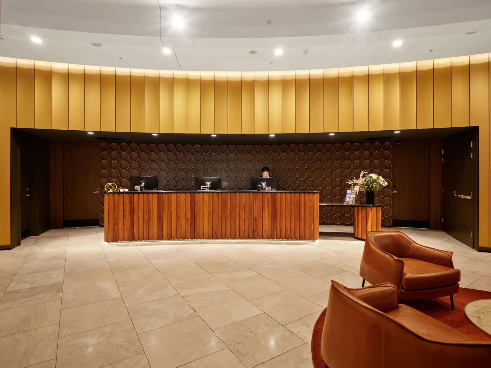 Betriebsmittelprüfung und Leiter- und Trittprüfung im Hotel: Empfangstresen mit Monitoren und Deckenstrahlern.