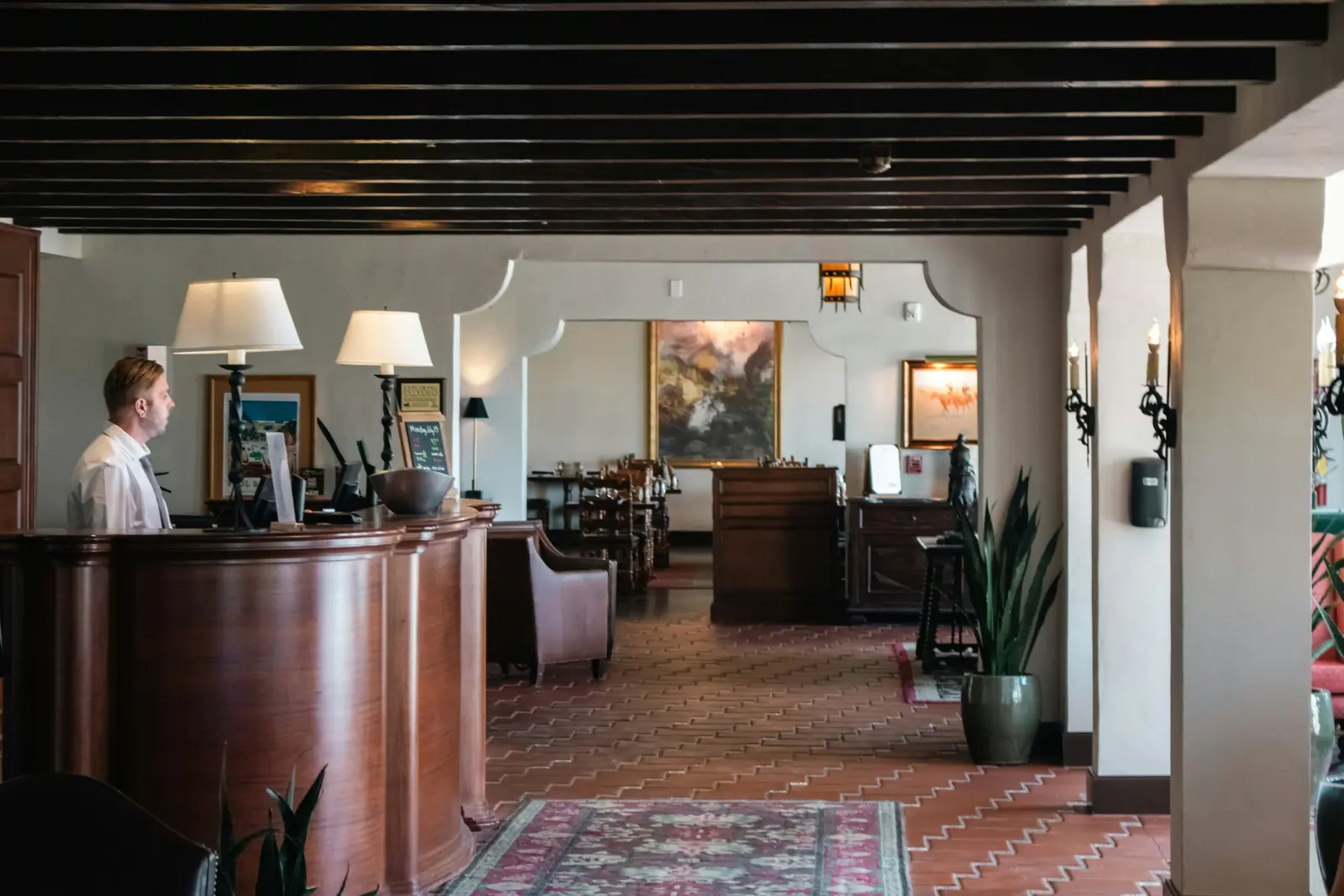 Betriebsmittelprüfung und Leiter- und Trittprüfung im Hotel: Rezeption mit Tischleuchten und Wandlampen.