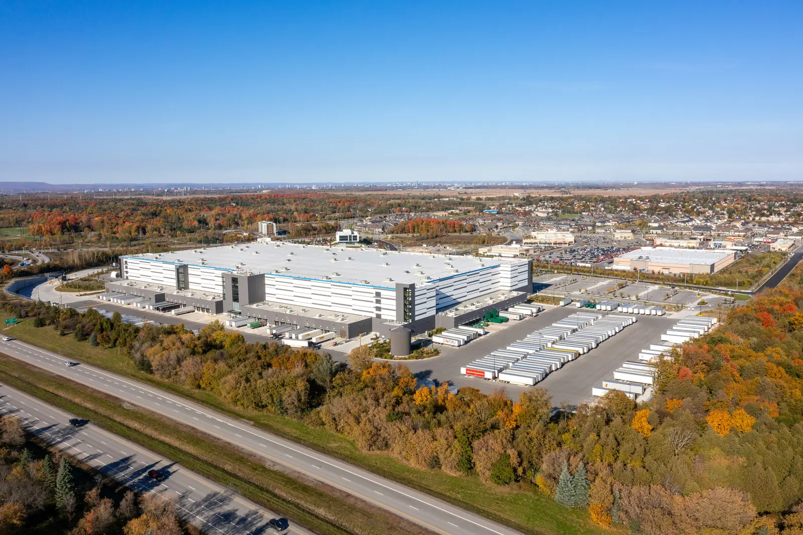 Betriebsmittelprüfung und Leiter- und Trittprüfung im Lager: Luftbild eines Logistikzentrums mit Ladehof.
