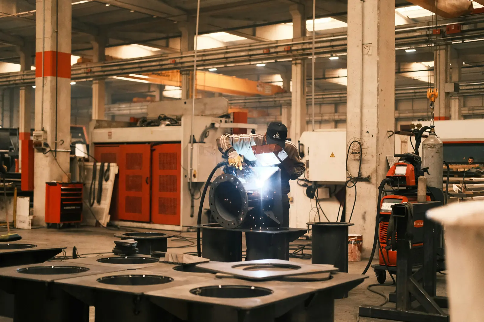 Betriebsmittelprüfung und Leiter- und Trittprüfung im Maschinenbau: Werkhalle mit Schweißplatz und Kranbahn.