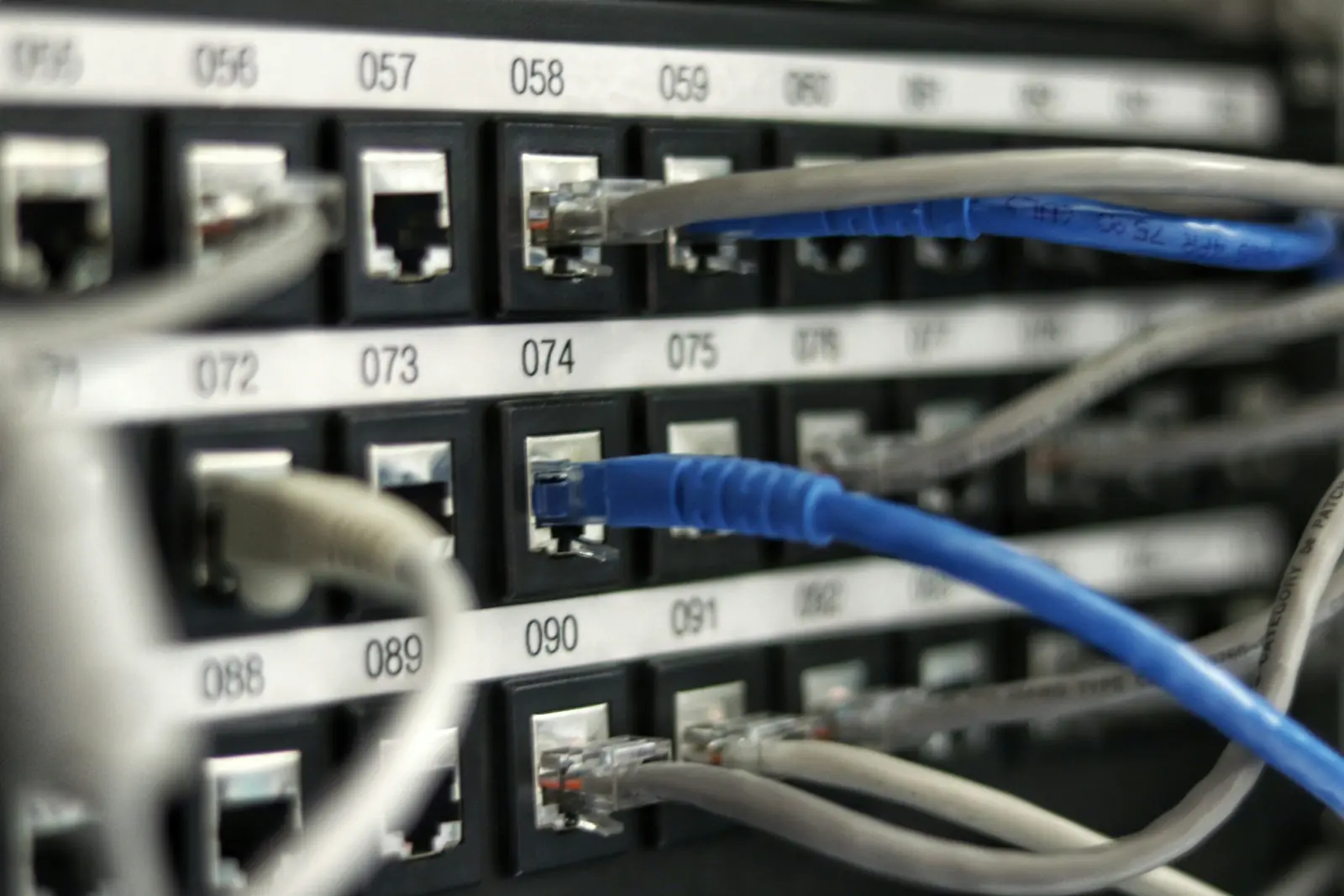 Betriebsmittelprüfung und Leiter- und Trittprüfung im Rechenzentrum: Patchfeld mit nummerierten Netzwerkports.