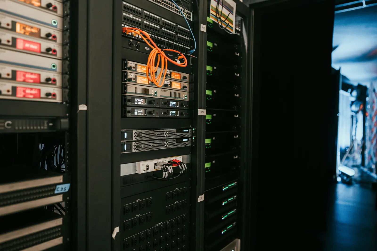 Betriebsmittelprüfung und Leiter- und Trittprüfung im Rechenzentrum: Racks mit Technik und Patchkabeln.