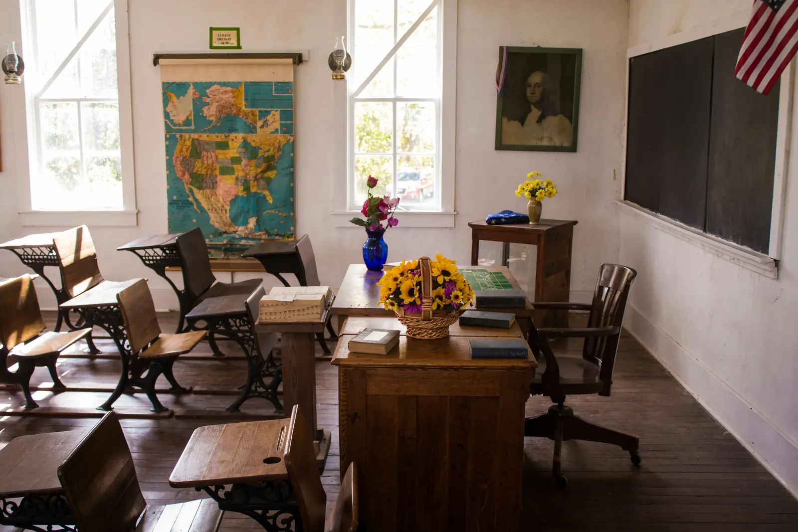 Betriebsmittelprüfung und Leiter- und Trittprüfung in der Schule: Historisches Klassenzimmer mit Holzpulten.