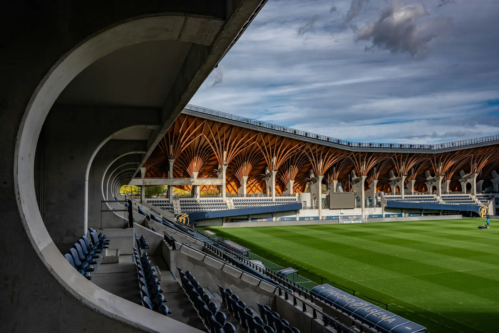 Betriebsmittelprüfung und Leiter- und Trittprüfung im Stadion: Blick aus dem Rang auf Spielfeld und Dachtragwerk.