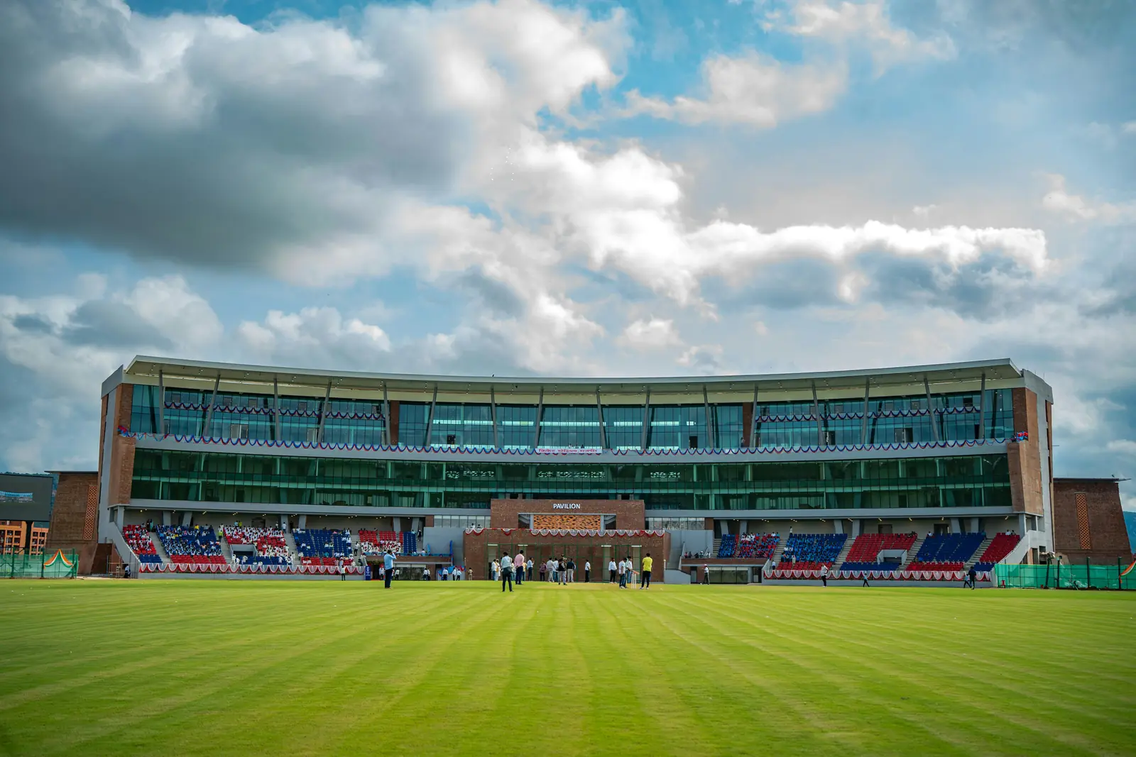 Betriebsmittelprüfung und Leiter- und Trittprüfung im Stadion: Haupttribüne mit Glasfront vom Spielfeld aus.