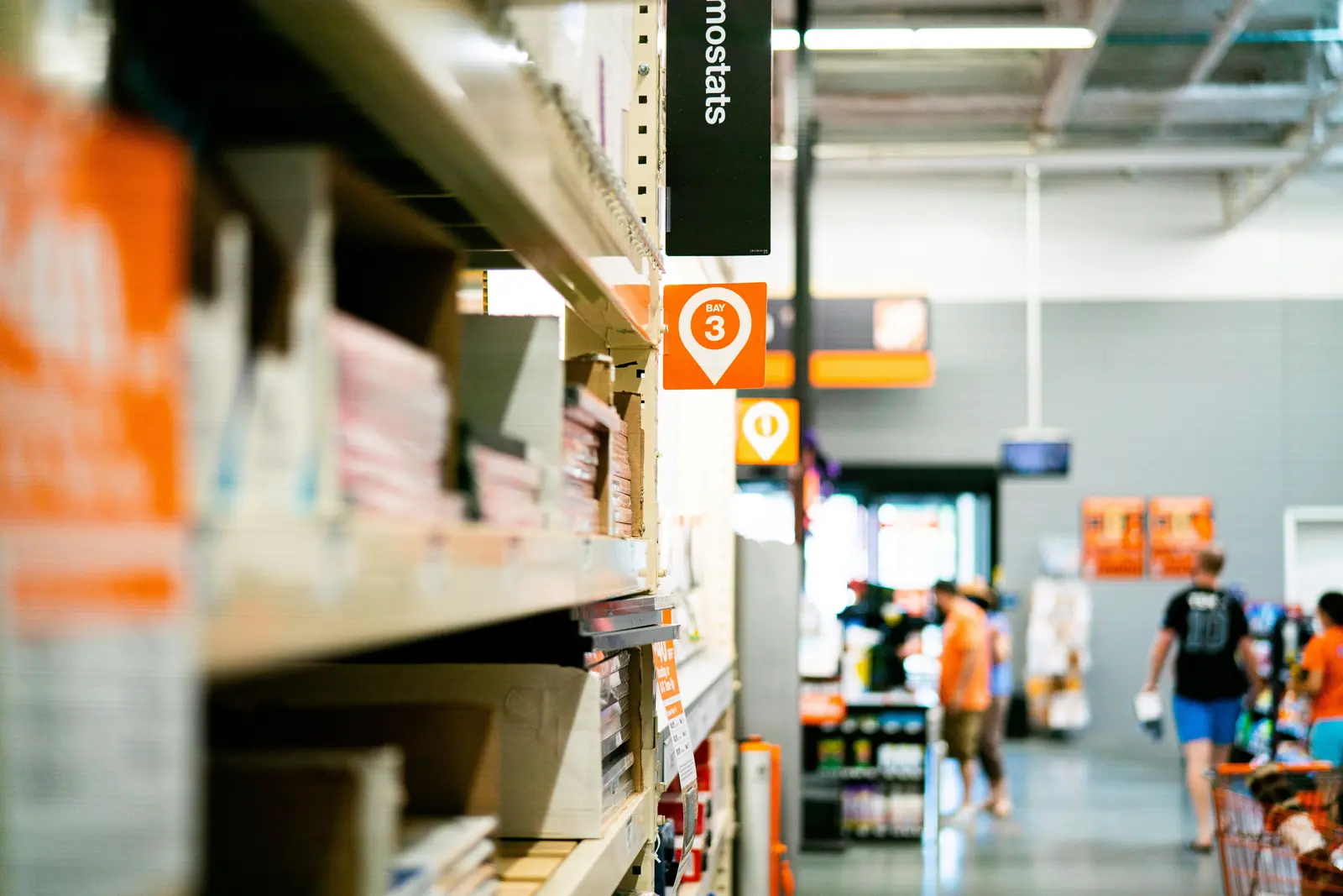 Betriebsmittelprüfung und Leiter- und Trittprüfung im Supermarkt: Regale bis unter die offene Hallendecke.