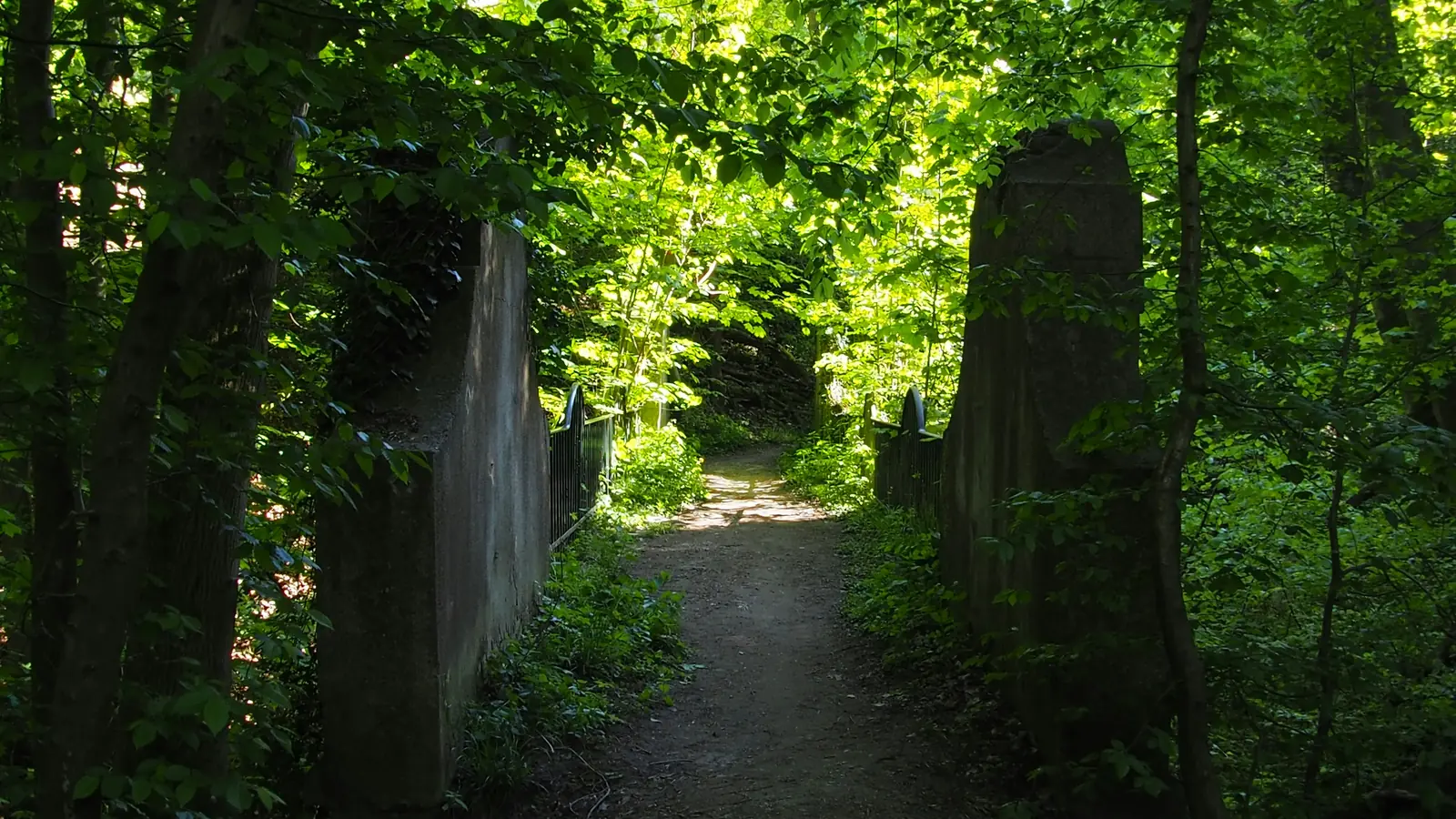 Betriebsmittelprüfung und Leiter- und Trittprüfung in Ratingen: Torpfeiler an einem Waldweg im Sommer.
