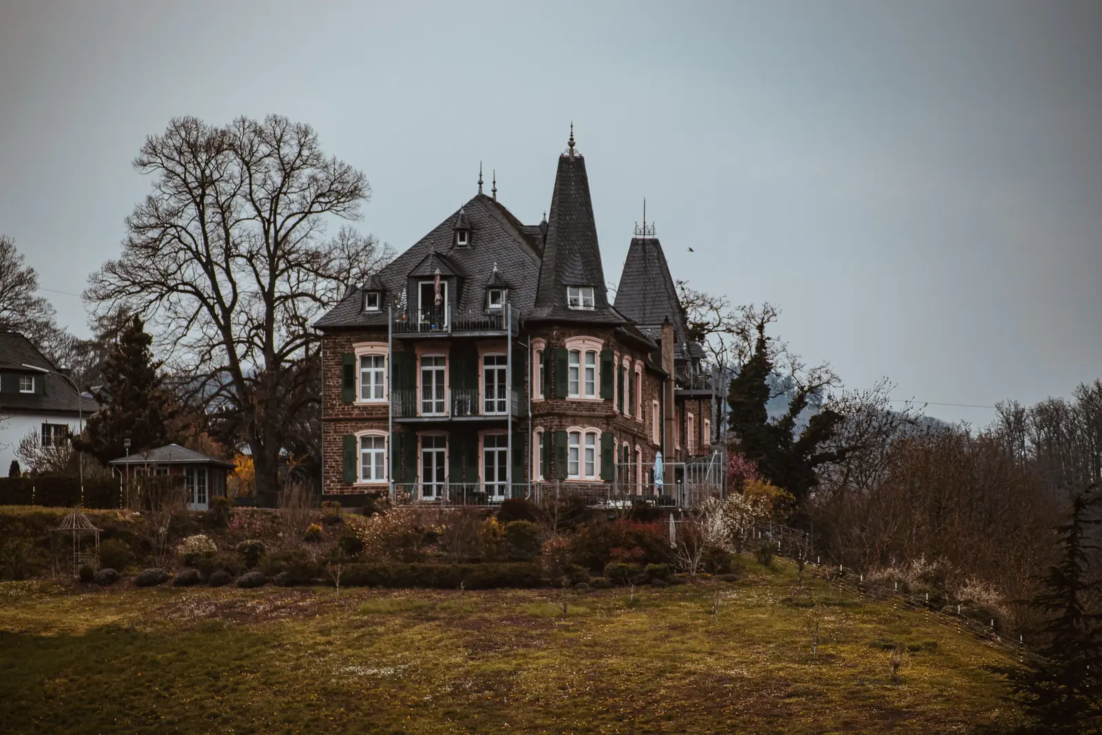 Betriebsmittelprüfung und Leiter- und Trittprüfung in Ratingen: Villa mit Türmchen und Balkonen im Park.