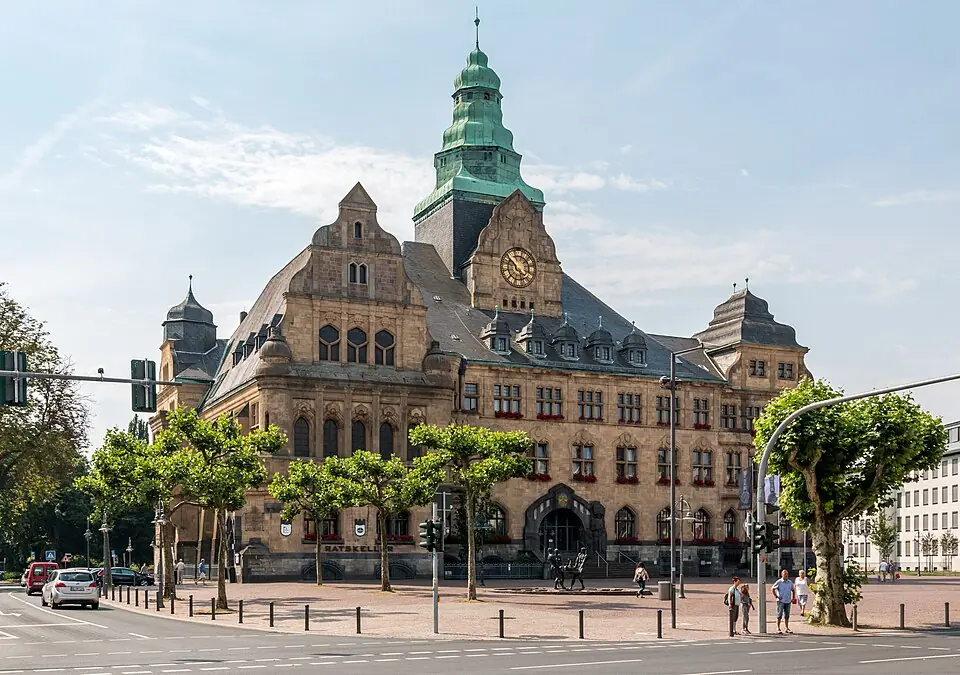 Betriebsmittelprüfung und Leiter- und Trittprüfung in Recklinghausen: Historisches Rathaus mit grünem Turmhelm.