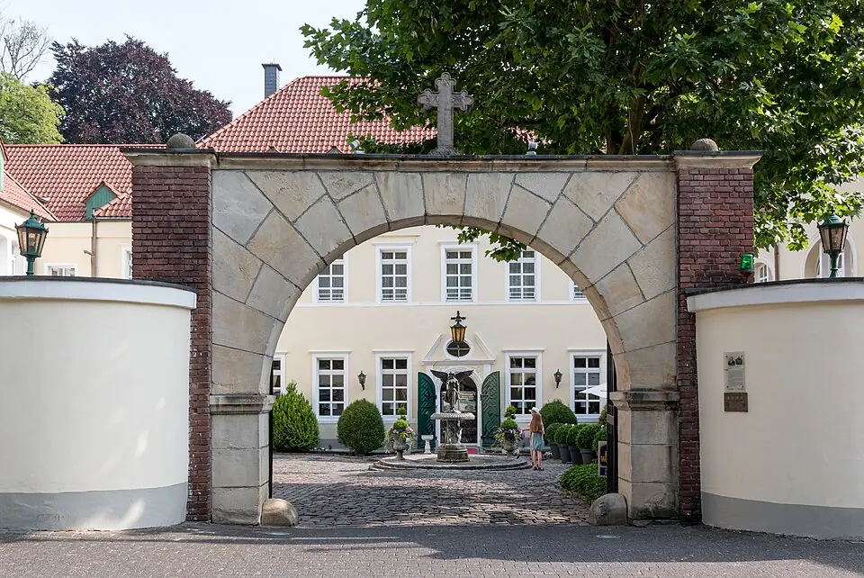 Betriebsmittelprüfung und Leiter- und Trittprüfung in Recklinghausen: Torbogen mit Blick in einen Gutshof.