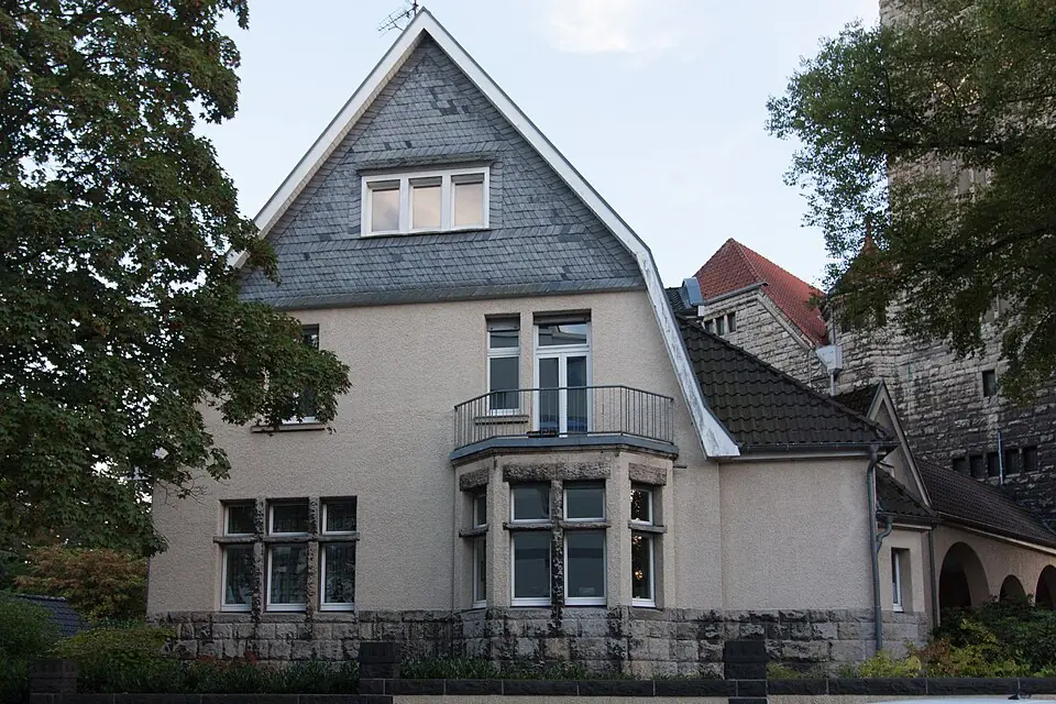Betriebsmittelprüfung und Leiter- und Trittprüfung in Recklinghausen: Villa mit Erker und Balkon.
