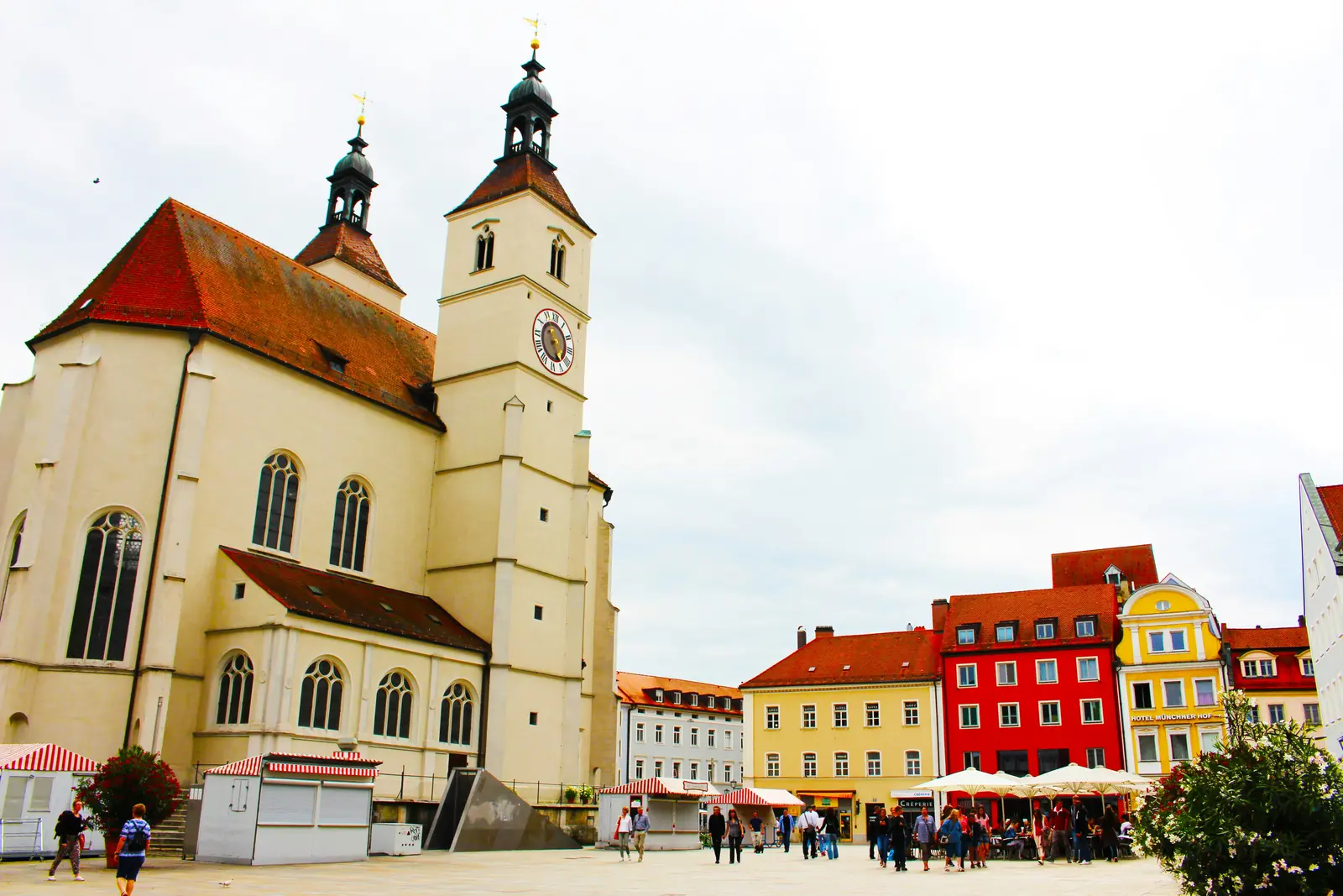 Betriebsmittelprüfung und Leiter- und Trittprüfung in Regensburg: Kirche mit Doppelturm am Marktplatz.