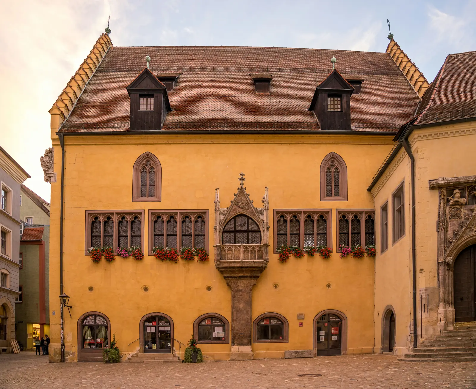 Betriebsmittelprüfung und Leiter- und Trittprüfung in Regensburg: Gotischer Erker an der gelben Rathausfassade.