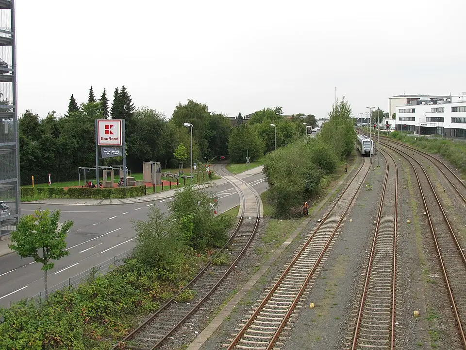 Betriebsmittelprüfung und Leiter- und Trittprüfung in Remscheid: Gleisanlagen und Straße am Stadtrand.