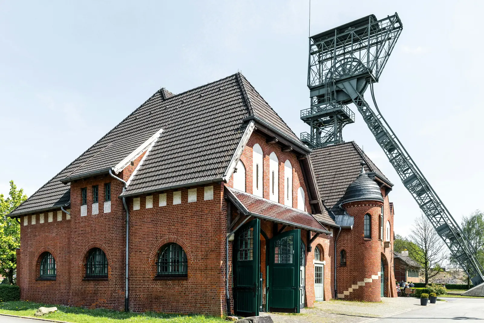 Betriebsmittelprüfung und Leiter- und Trittprüfung: Fördergerüst hinter dem Maschinenhaus einer Zeche.
