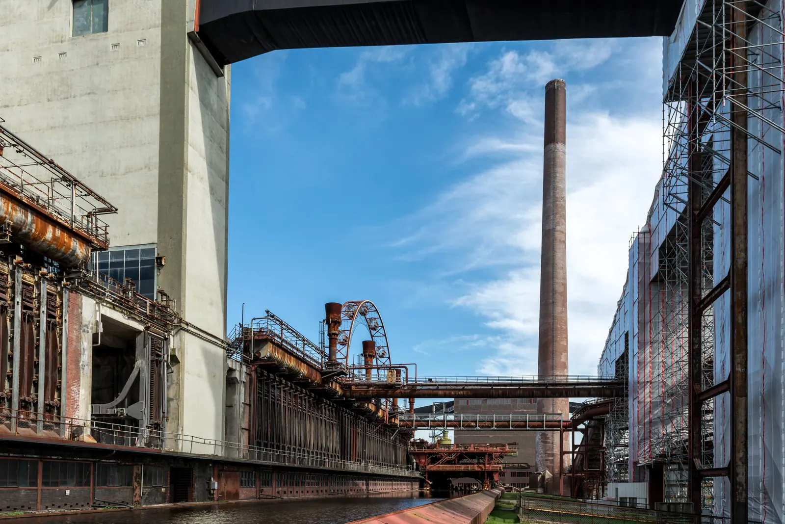 Betriebsmittelprüfung und Leiter- und Trittprüfung im Ruhrgebiet: Stahlstege und Schornstein einer Kokerei.