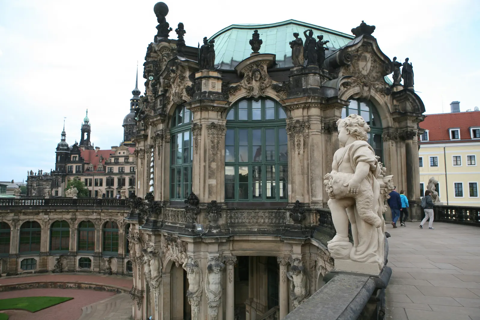 Betriebsmittelprüfung und Leiter- und Trittprüfung in Sachsen: Barockpavillon mit Figurenschmuck und Glasdach.