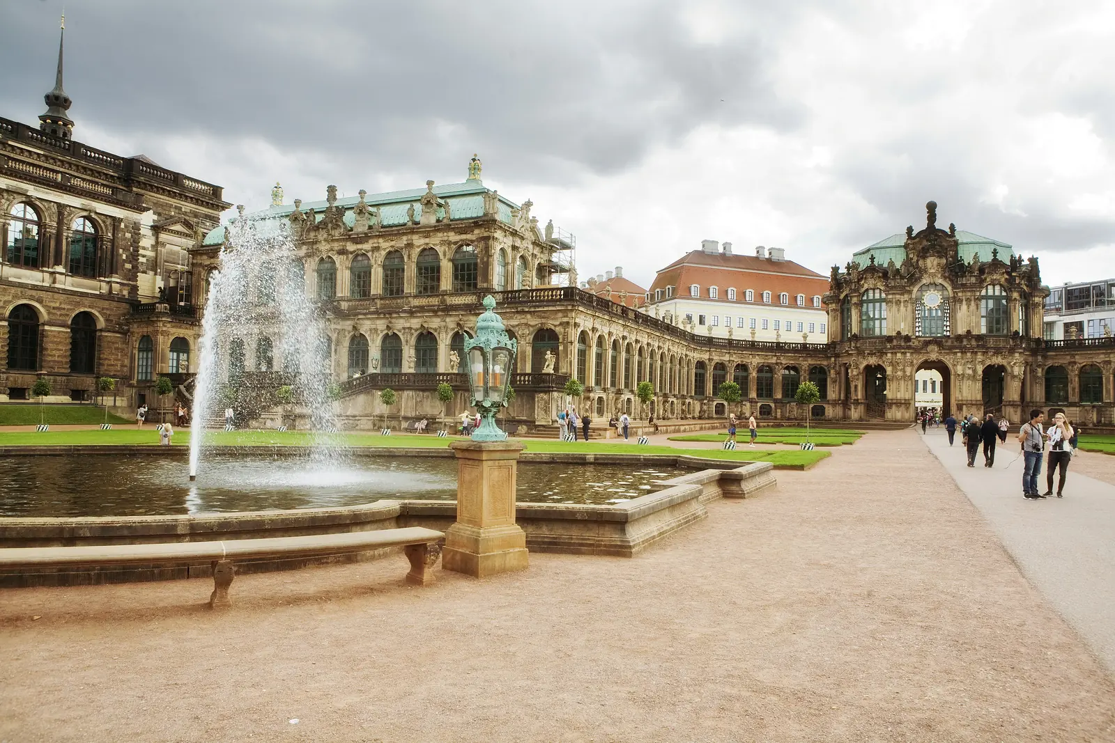 Betriebsmittelprüfung und Leiter- und Trittprüfung in Sachsen: Barocke Schlossanlage mit Springbrunnen.