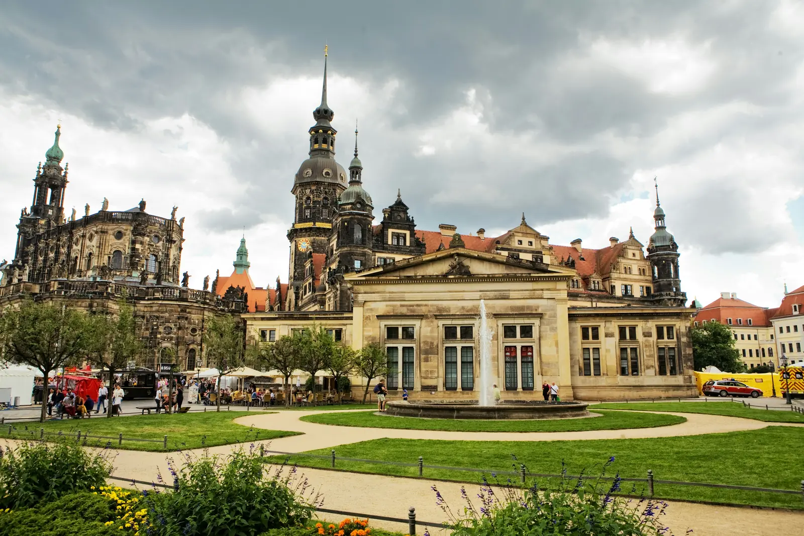 Betriebsmittelprüfung und Leiter- und Trittprüfung in Sachsen: Schlossbauten und Kirche am Platz.