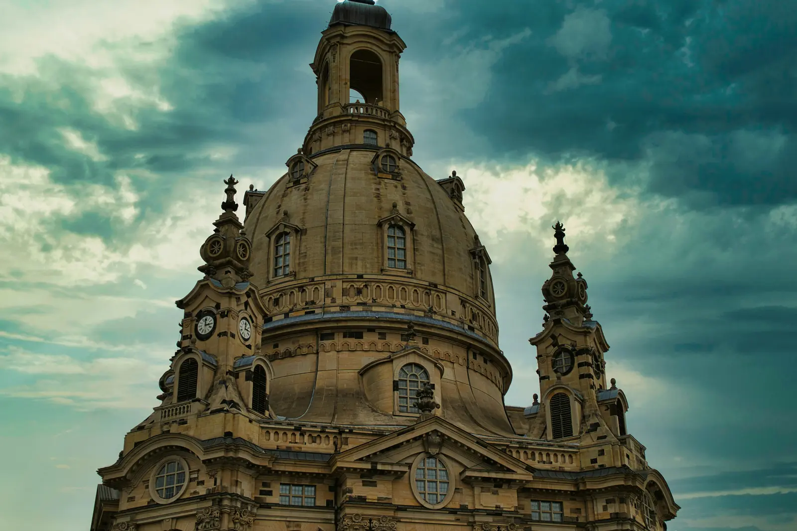 Betriebsmittelprüfung und Leiter- und Trittprüfung in Sachsen: Steinerne Kuppel mit Laterne vor Wolken.