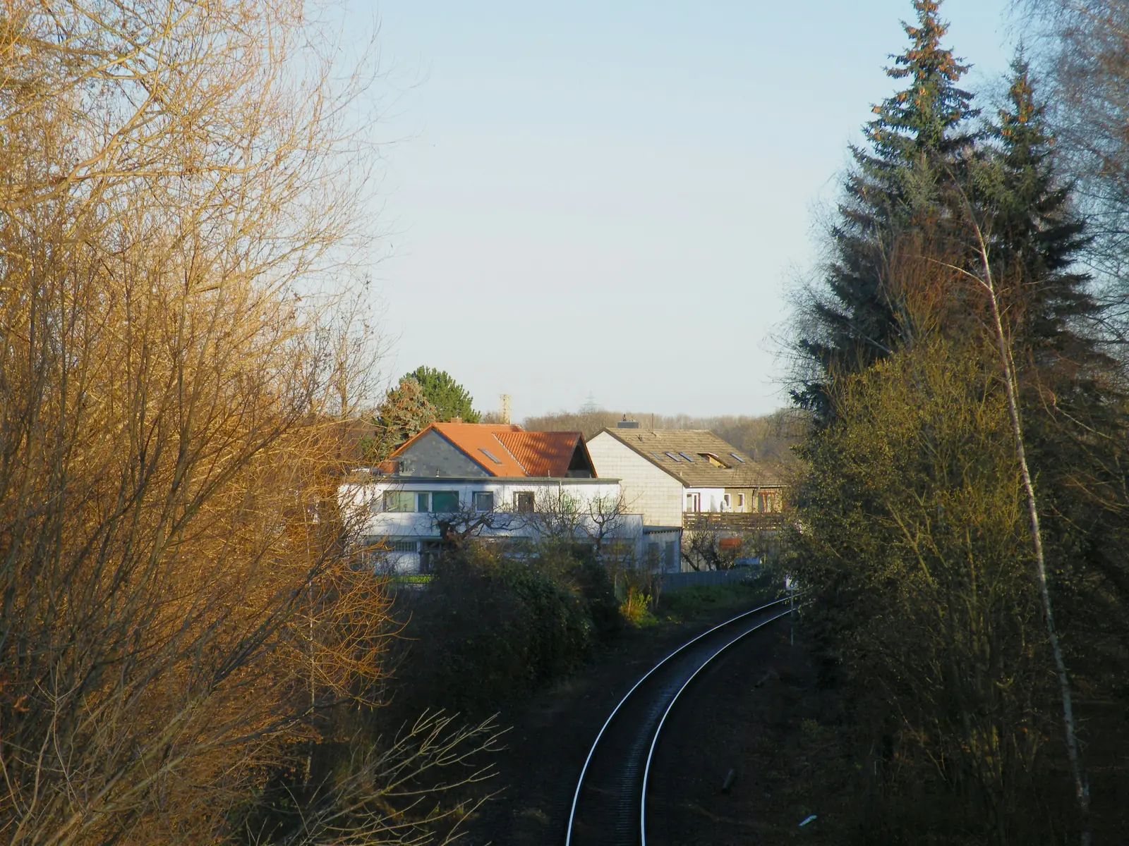 Betriebsmittelprüfung und Leiter- und Trittprüfung in Salzgitter: Bahnstrecke im Bogen vor Wohnhäusern.