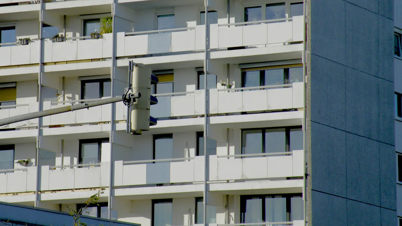 Betriebsmittelprüfung und Leiter- und Trittprüfung in Salzgitter: Wohnhochhaus mit umlaufenden Balkonen.