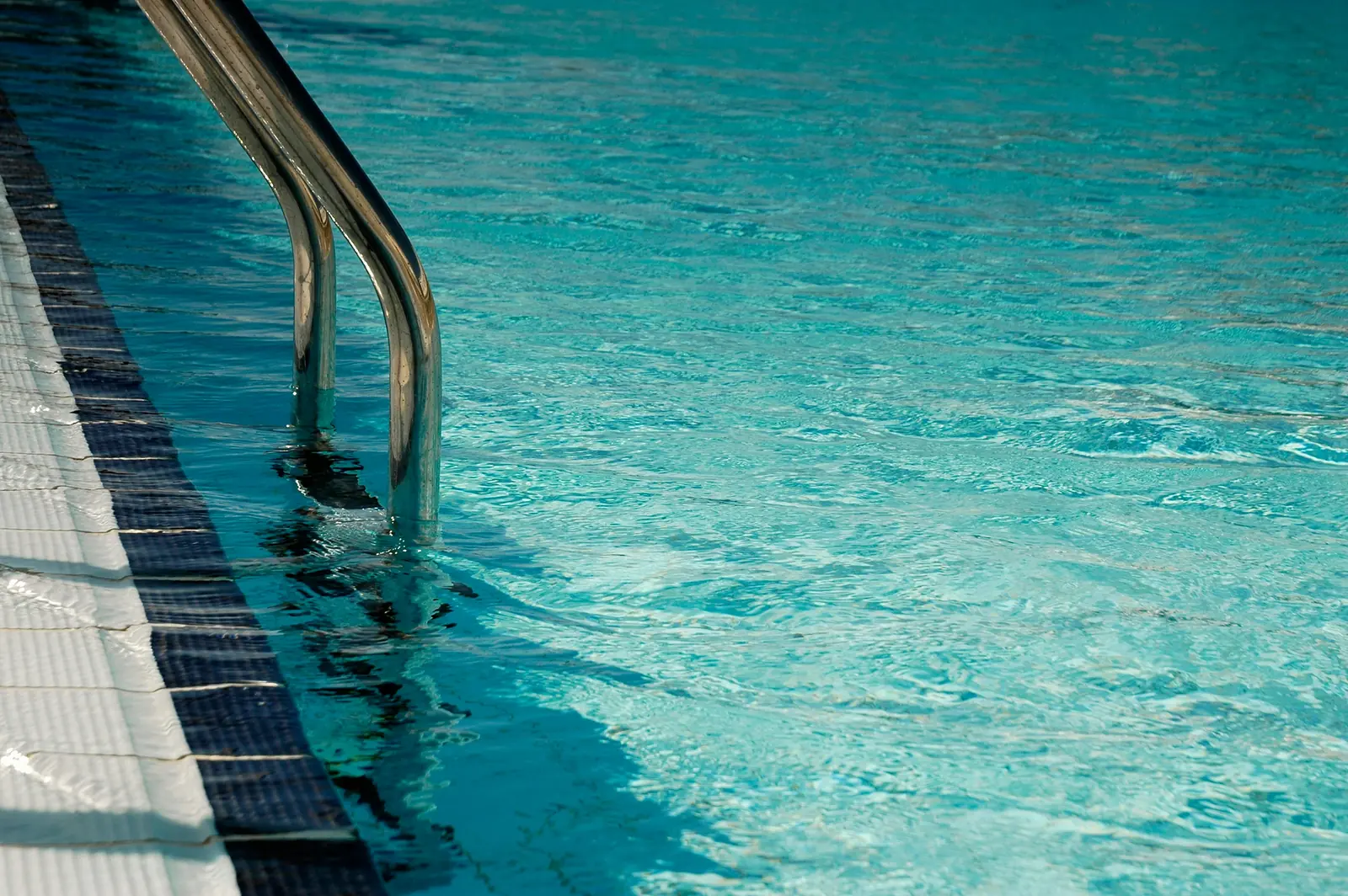 Betriebsmittelprüfung und Leiter- und Trittprüfung im Schwimmbad: Einstiegsleiter am Beckenrand.
