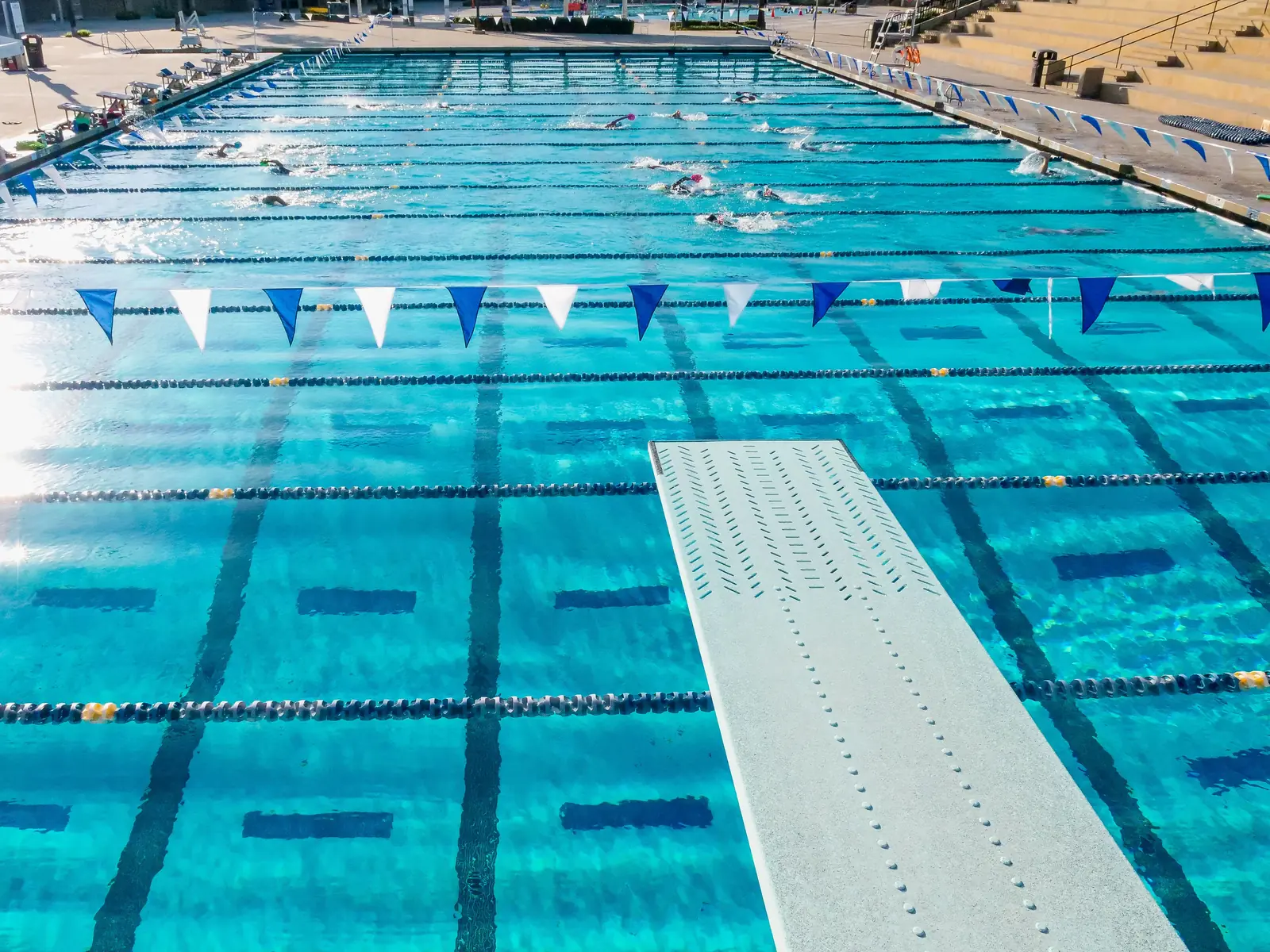 Betriebsmittelprüfung und Leiter- und Trittprüfung im Schwimmbad: Sprungbrett über den Schwimmbahnen.