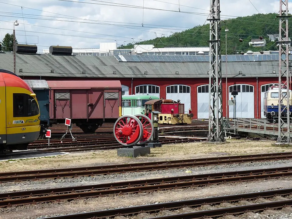 Betriebsmittelprüfung und Leiter- und Trittprüfung in Siegen: Ringlokschuppen mit historischen Fahrzeugen.