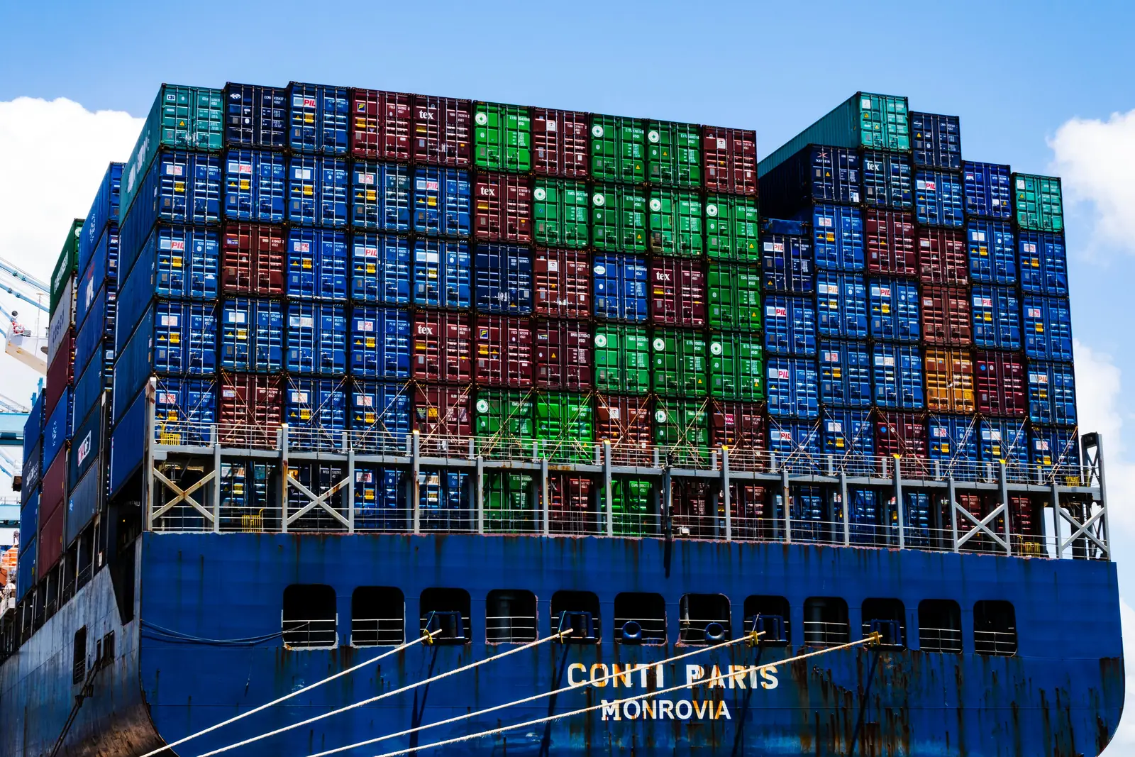 Betriebsmittelprüfung und Leiter- und Trittprüfung in der Spedition: Beladenes Containerschiff am Kai.
