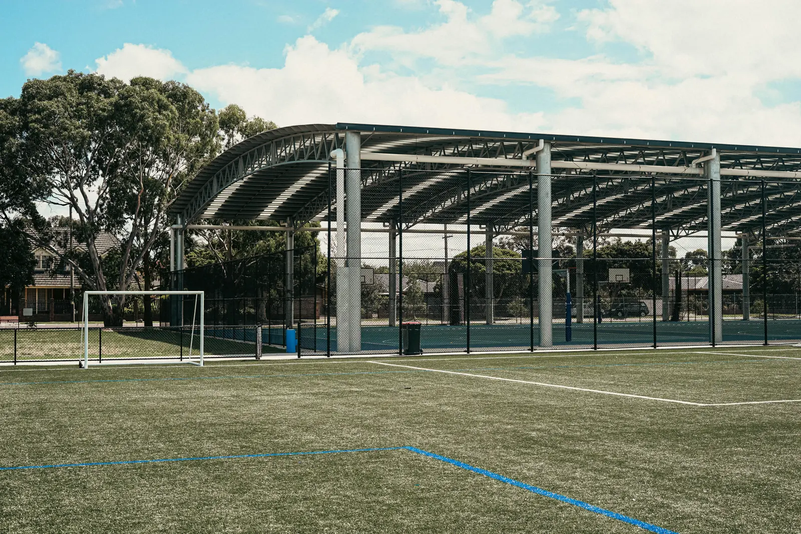 Betriebsmittelprüfung und Leiter- und Trittprüfung auf der Sportanlage: Überdachtes Spielfeld mit Stahlkonstruktion.