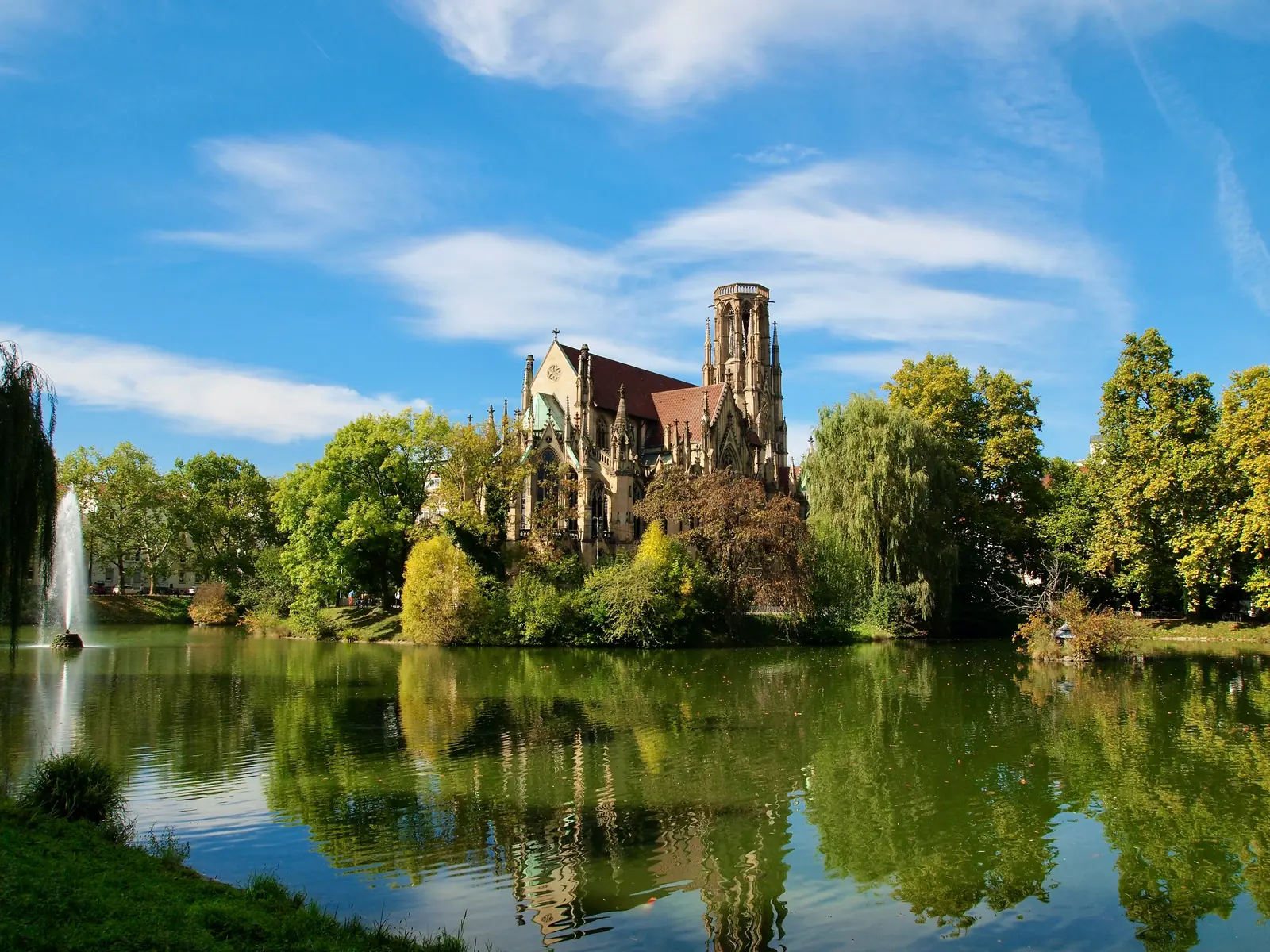 Betriebsmittelprüfung und Leiter- und Trittprüfung in Stuttgart: Neugotische Kirche am See im Park.